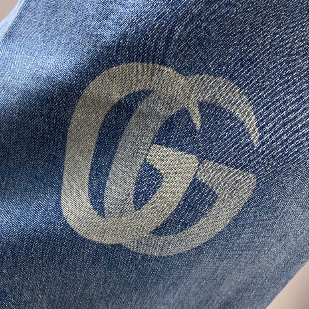 GU~裤腿前后双G印花男士宽腿牛仔裤2025秋季新品选用高品质的牛仔棉布面料，经过精细的水洗工艺处理，呈