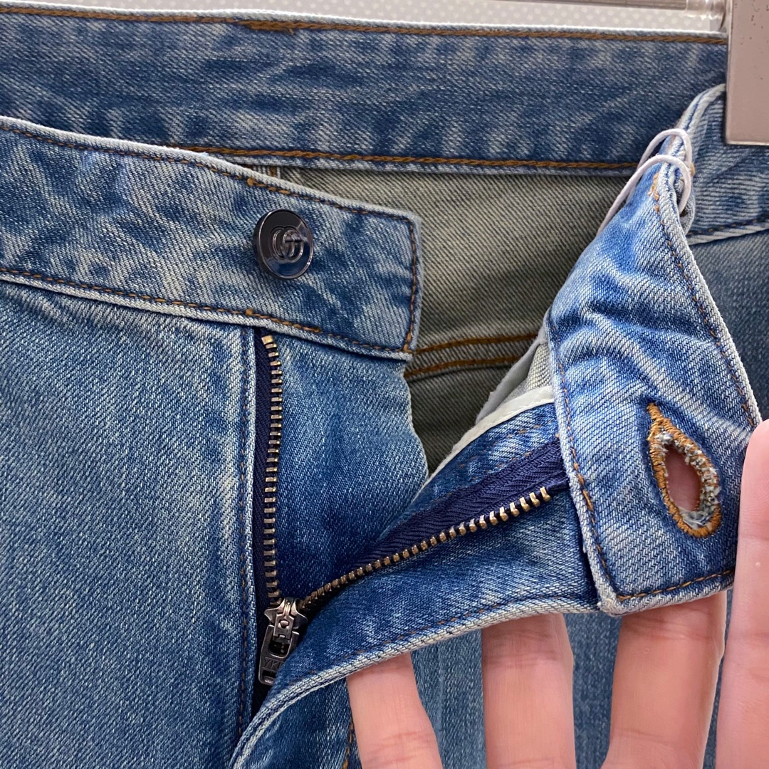 GU~裤腿前后双G印花男士宽腿牛仔裤2025秋季新品选用高品质的牛仔棉布面料，经过精细的水洗工艺处理，呈