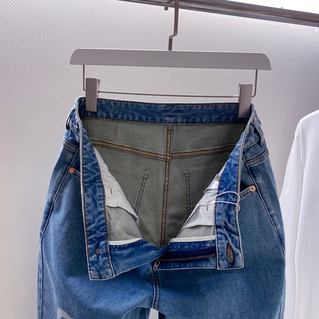 GU~裤腿前后双G印花男士宽腿牛仔裤2025秋季新品选用高品质的牛仔棉布面料，经过精细的水洗工艺处理，呈