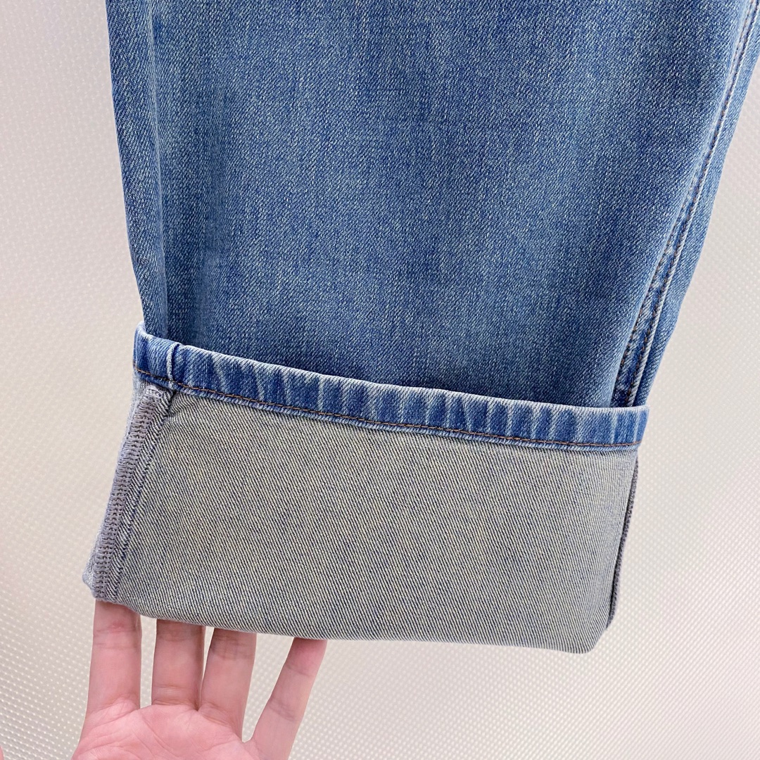 GU~裤腿前后双G印花男士宽腿牛仔裤2025秋季新品选用高品质的牛仔棉布面料，经过精细的水洗工艺处理，呈