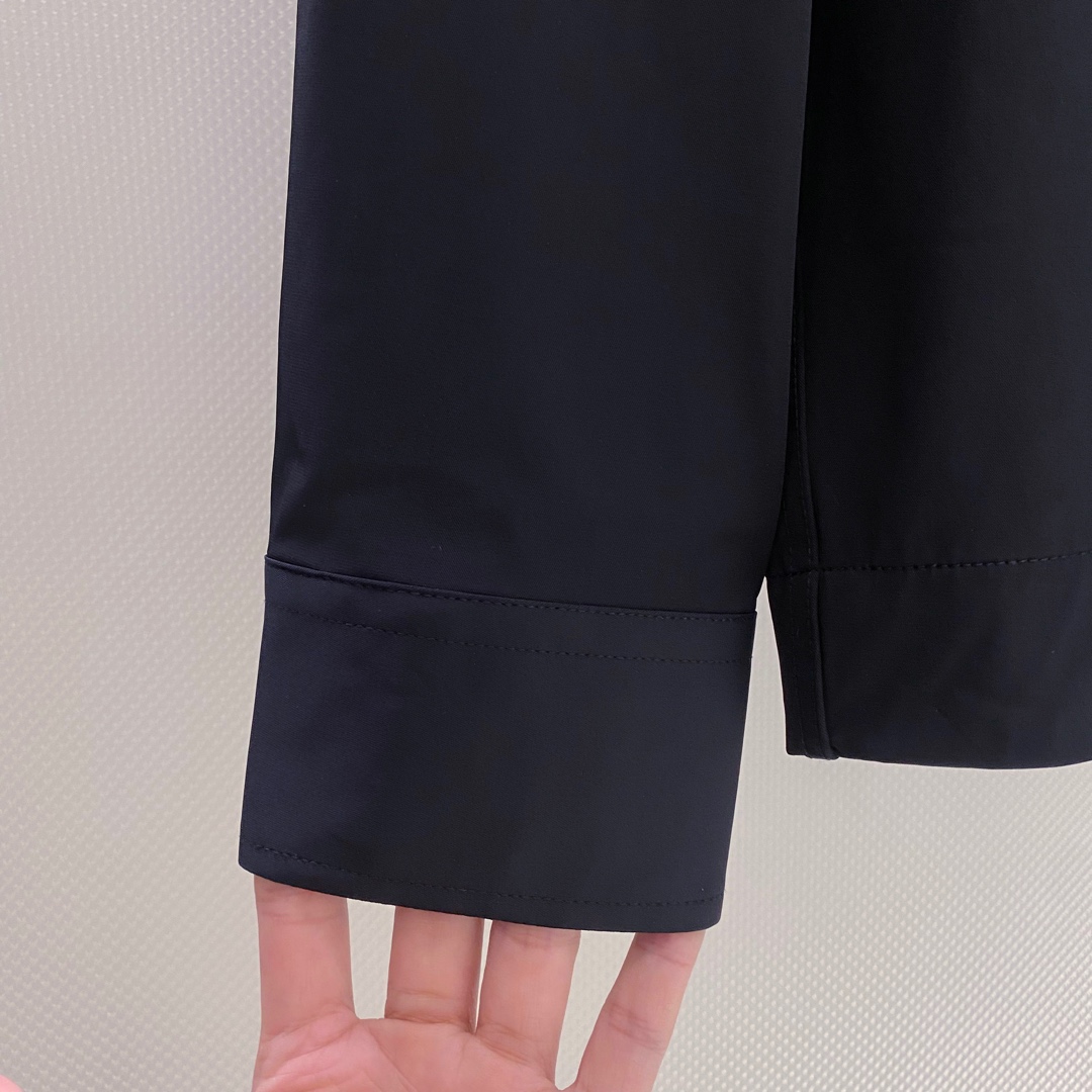 新款 Giv~经典logo标识外套式尼龙衬衫早秋新款以高品质尼龙材质精心打造，质感轻盈、且坚韧耐磨，无论