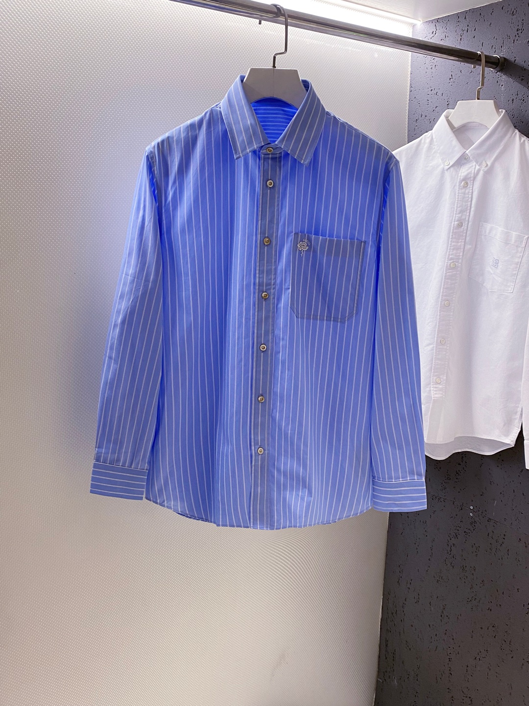 新款 GU~口袋饰玫瑰花刺绣长袖条纹衬衫秋季新品复古经典的竖条纹衬衫，宛如踏入一场永不落幕的时尚盛宴。面