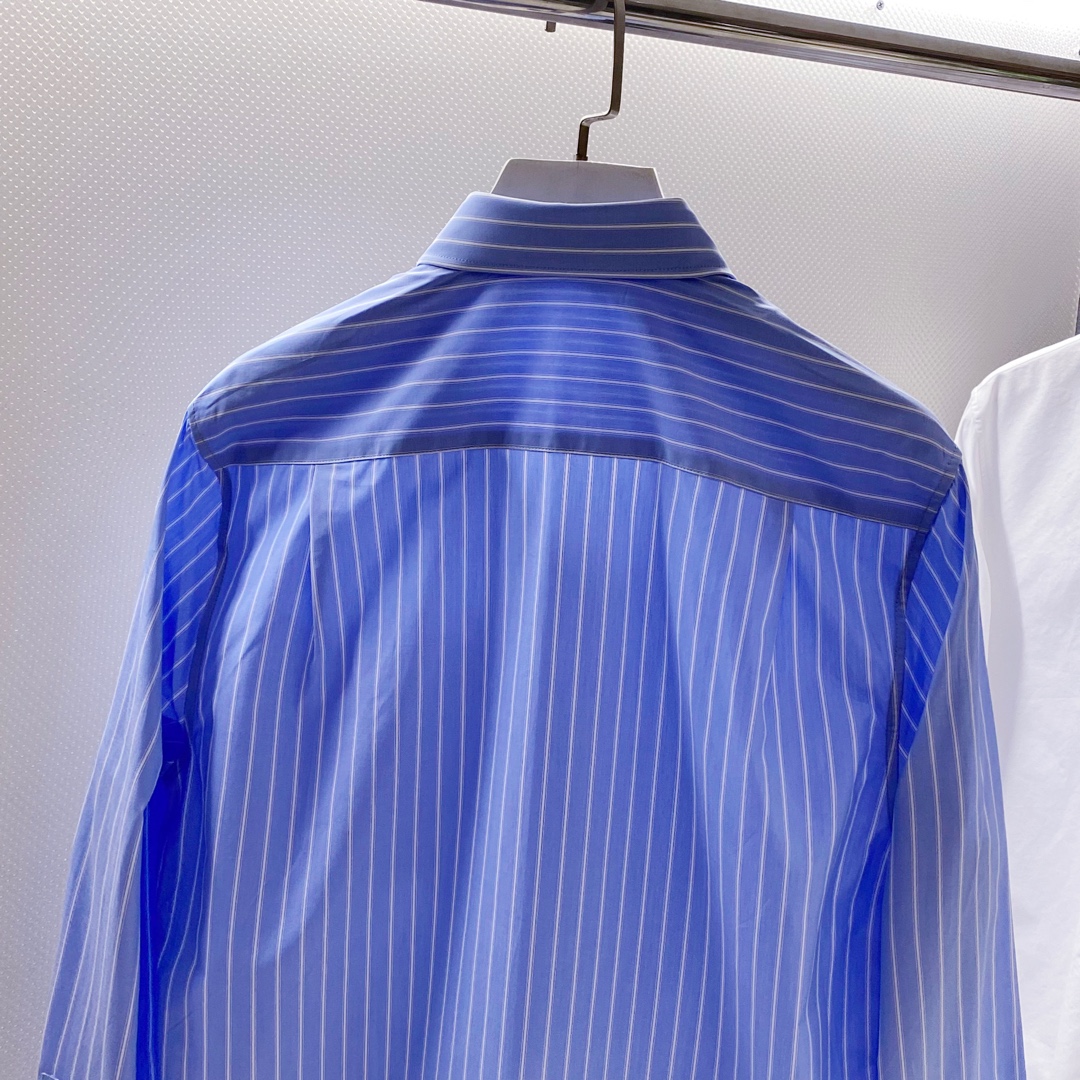 新款 GU~口袋饰玫瑰花刺绣长袖条纹衬衫秋季新品复古经典的竖条纹衬衫，宛如踏入一场永不落幕的时尚盛宴。面