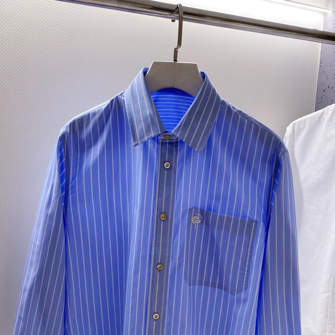 新款 GU~口袋饰玫瑰花刺绣长袖条纹衬衫秋季新品复古经典的竖条纹衬衫，宛如踏入一场永不落幕的时尚盛宴。面