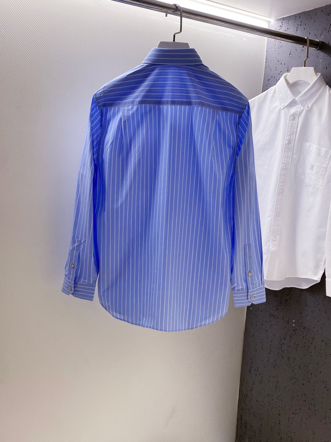 新款 GU~口袋饰玫瑰花刺绣长袖条纹衬衫秋季新品复古经典的竖条纹衬衫，宛如踏入一场永不落幕的时尚盛宴。面