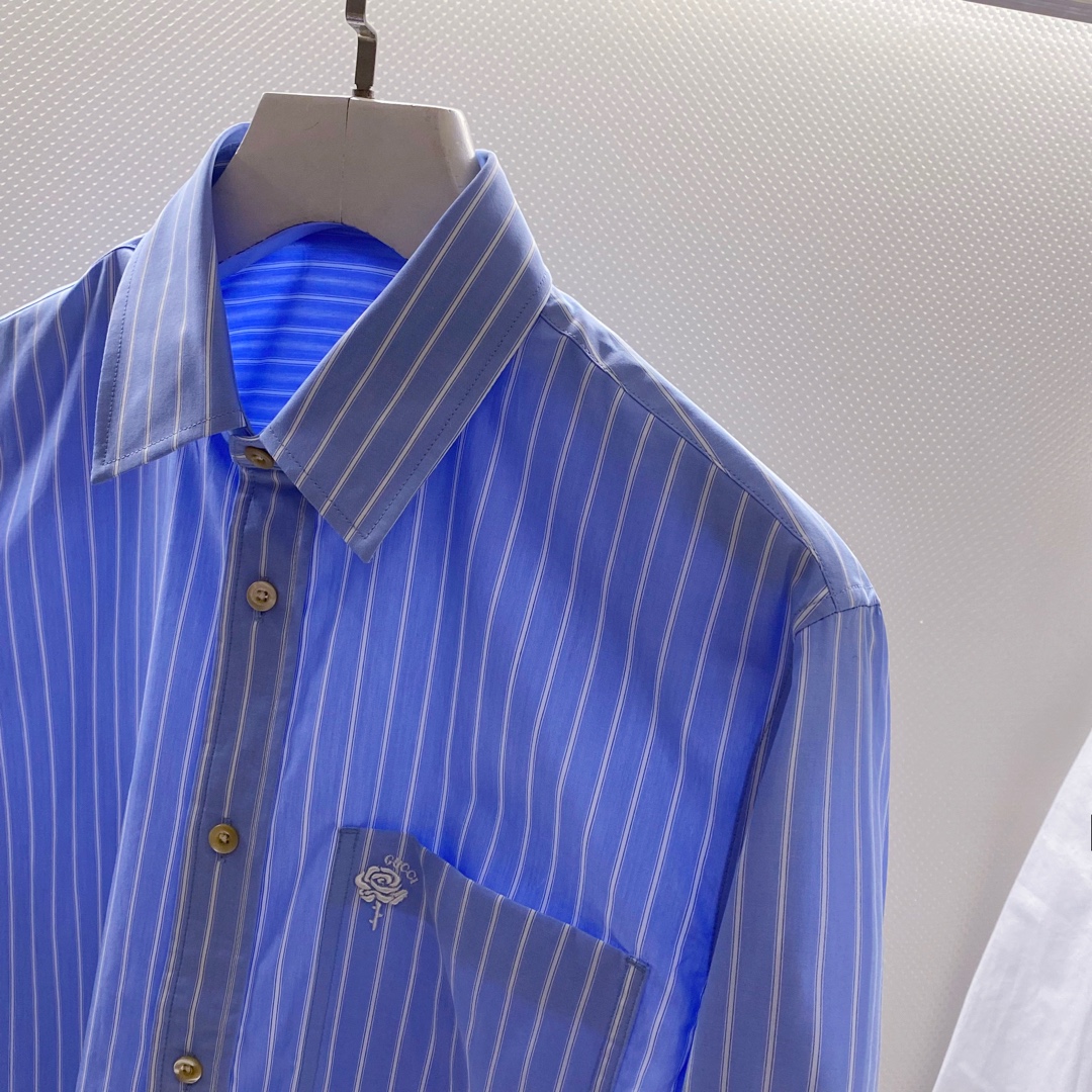 新款 GU~口袋饰玫瑰花刺绣长袖条纹衬衫秋季新品复古经典的竖条纹衬衫，宛如踏入一场永不落幕的时尚盛宴。面