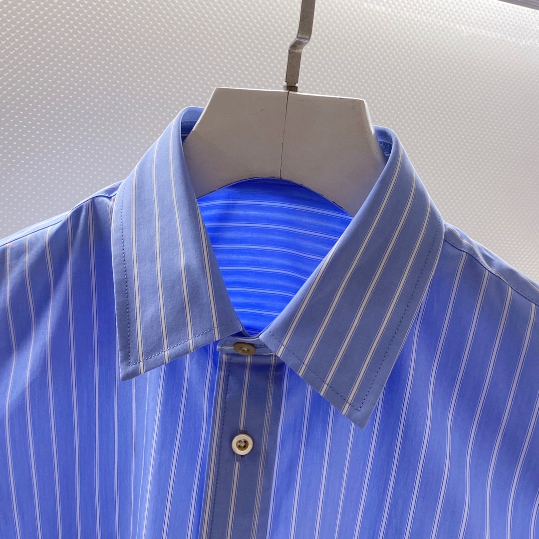 新款 GU~口袋饰玫瑰花刺绣长袖条纹衬衫秋季新品复古经典的竖条纹衬衫，宛如踏入一场永不落幕的时尚盛宴。面