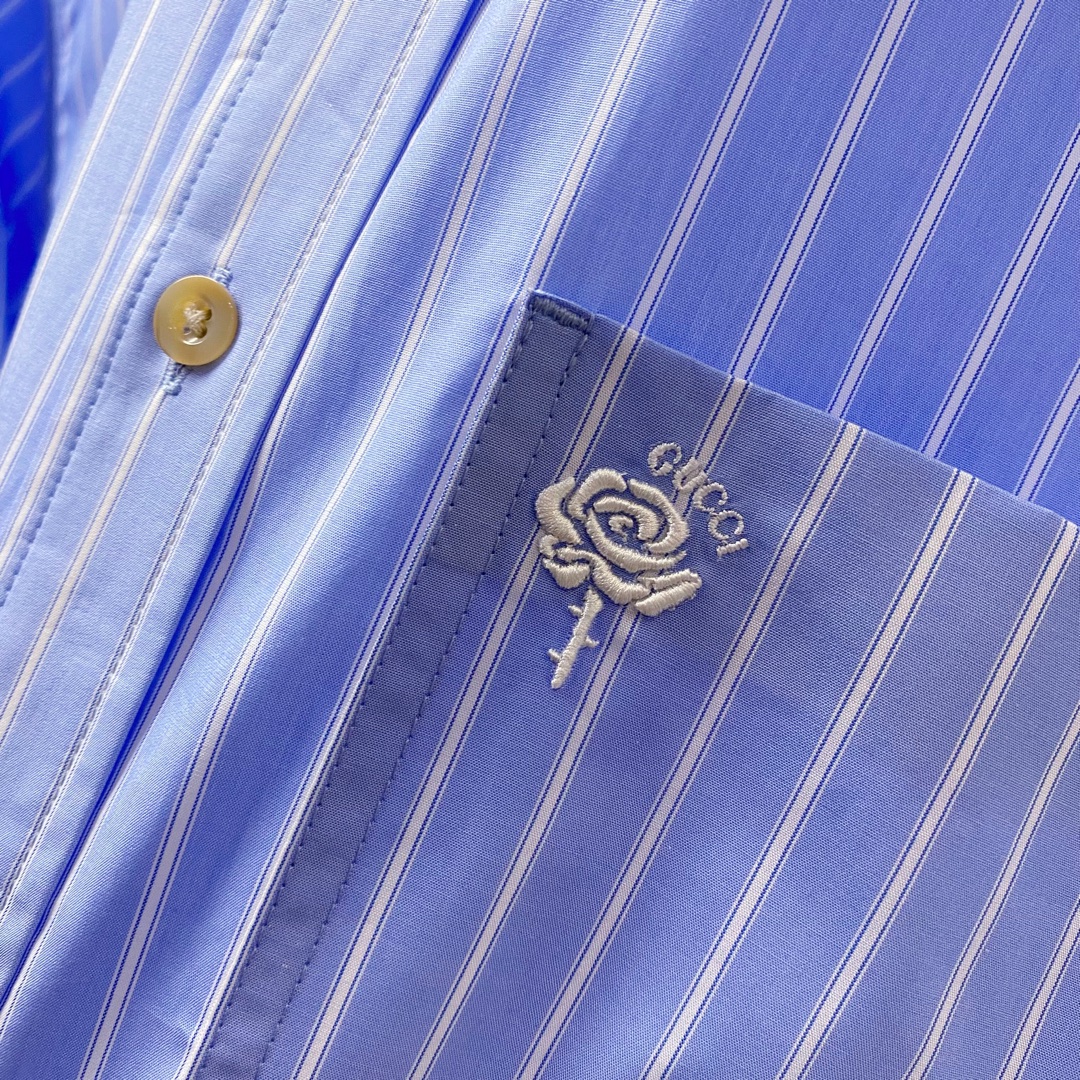 新款 GU~口袋饰玫瑰花刺绣长袖条纹衬衫秋季新品复古经典的竖条纹衬衫，宛如踏入一场永不落幕的时尚盛宴。面