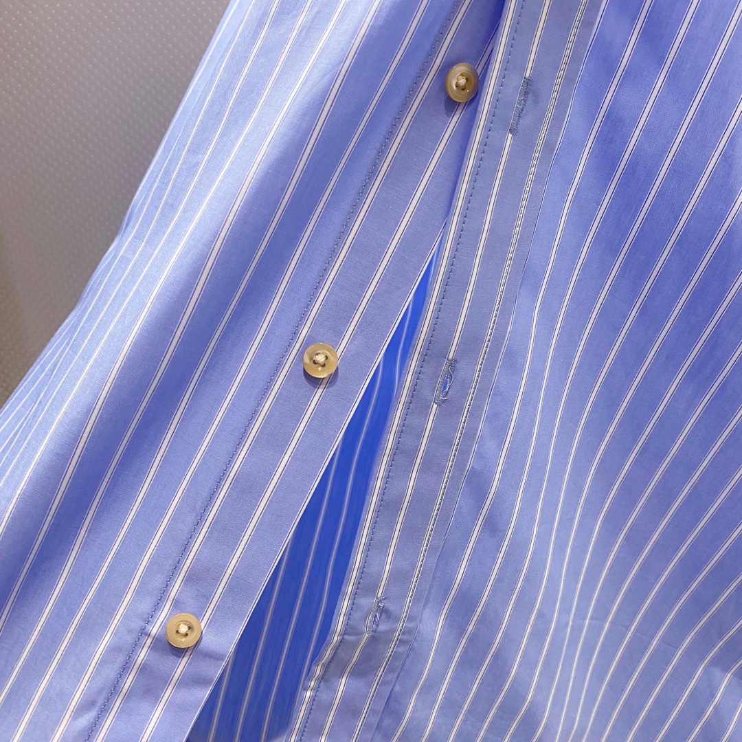 新款 GU~口袋饰玫瑰花刺绣长袖条纹衬衫秋季新品复古经典的竖条纹衬衫，宛如踏入一场永不落幕的时尚盛宴。面