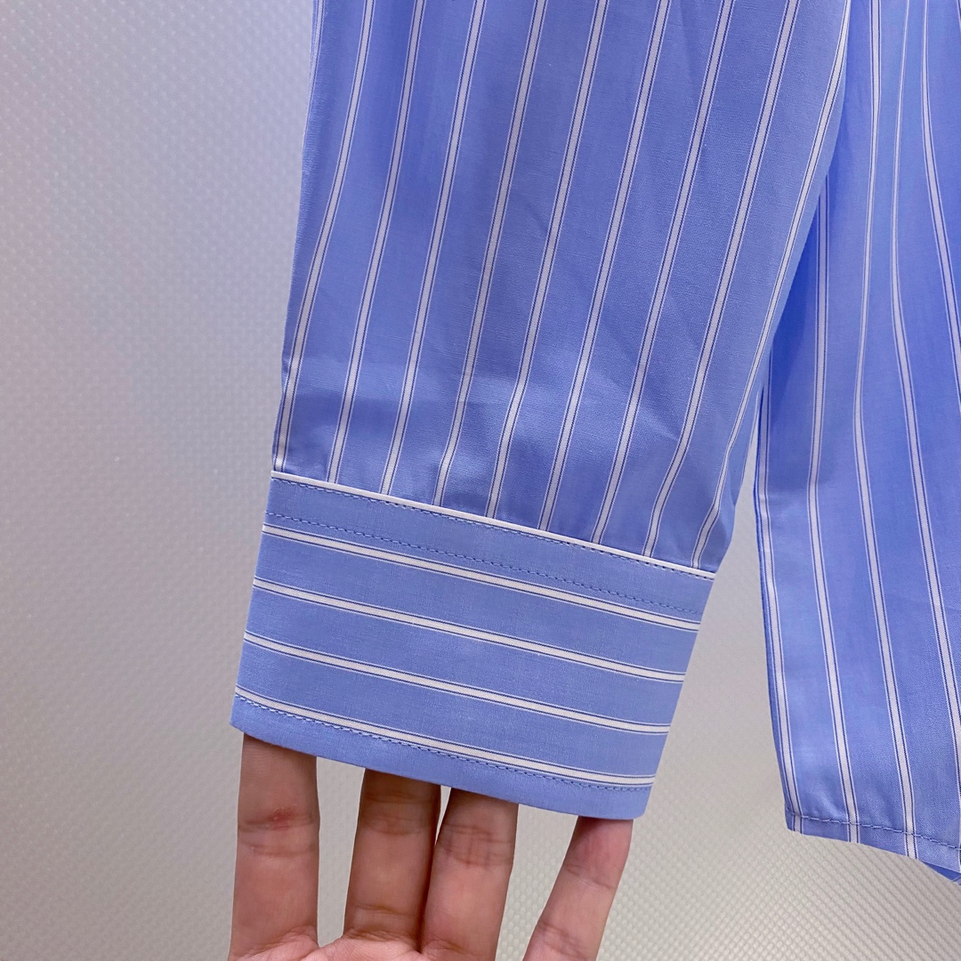 新款 GU~口袋饰玫瑰花刺绣长袖条纹衬衫秋季新品复古经典的竖条纹衬衫，宛如踏入一场永不落幕的时尚盛宴。面