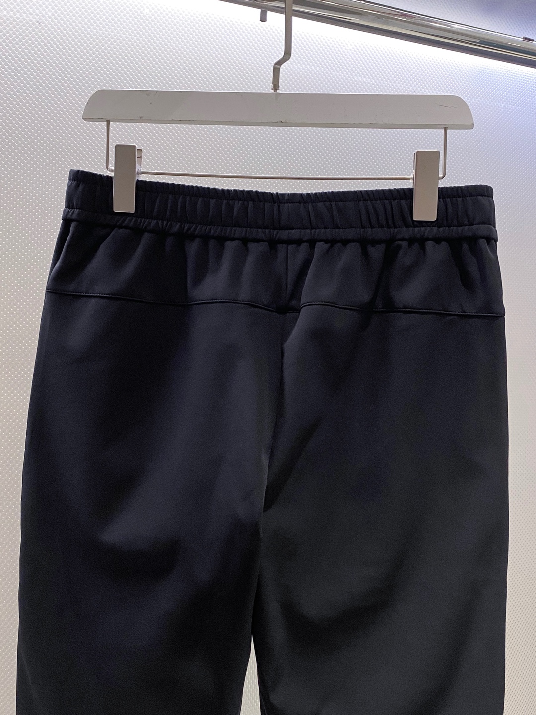 LOE~经典logo刺绣松紧腰散口休闲裤
秋冬新品
精选透气耐磨的优质复合面料，触感柔软亲肤，透气性佳，面料自带轻微垂坠感，不易起皱变形，日常打理更省心。
前经典logo标识刺绣点缀，细腻工整的针脚勾勒出质感，立体感十足，既避免了大面积印花的浮夸，又能通过小细节提升整体造型的辨识度，低调中尽显高贵品味。斜拉口袋大胆的撞色设计是点睛之笔，打破基础款的单调，轻松点亮整体造型，不仅实用能装，更添几分利落动感，日常取物便捷又时髦。
采用利落直筒剪裁，修饰腿型效果出众，能巧妙掩盖腿粗、腿型不直等问题，拉长腿部线条，让身材比例更显优越。无论是搭配简单T恤还是休闲卫衣，便外套，都能瞬间提升吸睛度。松紧腰头不挑身材，穿脱无压力，久穿也不会有束缚感，散口裤型适配多种鞋款，通勤、逛街、约会都能穿，轻松拿捏随性自在的日常风格。

颜色：黑色
规格：M&mdash;XXXL
    P280
L码:腰围78.臀围104.裆长30.裤长99.裤脚口36
XL码：腰围81.臀围108.裆长31.裤长100.裤脚口37