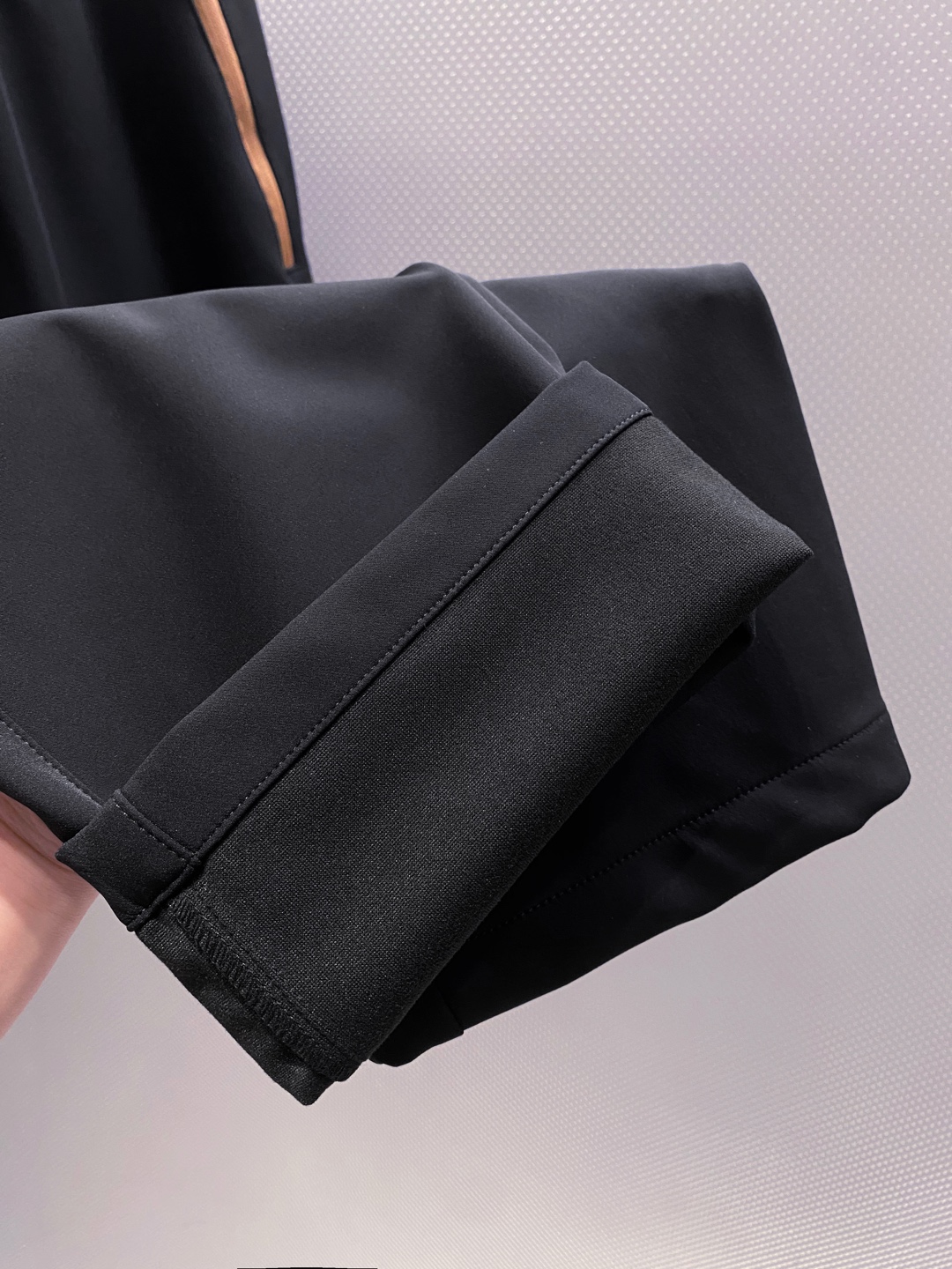 LOE~经典logo刺绣松紧腰散口休闲裤
秋冬新品
精选透气耐磨的优质复合面料，触感柔软亲肤，透气性佳，面料自带轻微垂坠感，不易起皱变形，日常打理更省心。
前经典logo标识刺绣点缀，细腻工整的针脚勾勒出质感，立体感十足，既避免了大面积印花的浮夸，又能通过小细节提升整体造型的辨识度，低调中尽显高贵品味。斜拉口袋大胆的撞色设计是点睛之笔，打破基础款的单调，轻松点亮整体造型，不仅实用能装，更添几分利落动感，日常取物便捷又时髦。
采用利落直筒剪裁，修饰腿型效果出众，能巧妙掩盖腿粗、腿型不直等问题，拉长腿部线条，让身材比例更显优越。无论是搭配简单T恤还是休闲卫衣，便外套，都能瞬间提升吸睛度。松紧腰头不挑身材，穿脱无压力，久穿也不会有束缚感，散口裤型适配多种鞋款，通勤、逛街、约会都能穿，轻松拿捏随性自在的日常风格。

颜色：黑色
规格：M&mdash;XXXL
    P280
L码:腰围78.臀围104.裆长30.裤长99.裤脚口36
XL码：腰围81.臀围108.裆长31.裤长100.裤脚口37