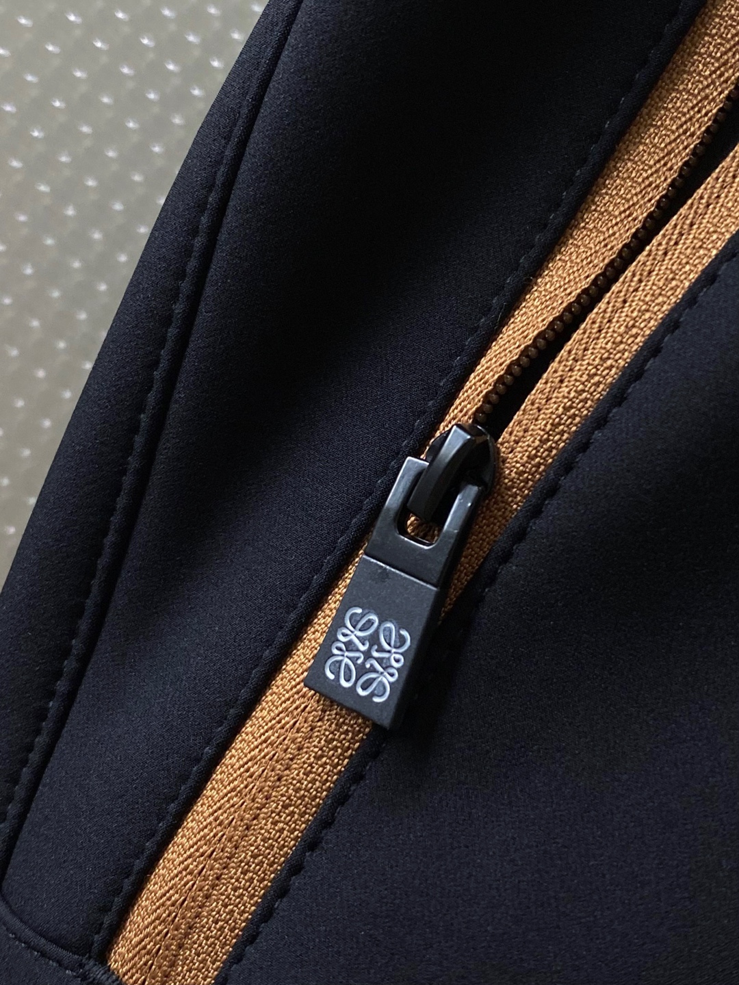 LOE~经典logo刺绣松紧腰散口休闲裤
秋冬新品
精选透气耐磨的优质复合面料，触感柔软亲肤，透气性佳，面料自带轻微垂坠感，不易起皱变形，日常打理更省心。
前经典logo标识刺绣点缀，细腻工整的针脚勾勒出质感，立体感十足，既避免了大面积印花的浮夸，又能通过小细节提升整体造型的辨识度，低调中尽显高贵品味。斜拉口袋大胆的撞色设计是点睛之笔，打破基础款的单调，轻松点亮整体造型，不仅实用能装，更添几分利落动感，日常取物便捷又时髦。
采用利落直筒剪裁，修饰腿型效果出众，能巧妙掩盖腿粗、腿型不直等问题，拉长腿部线条，让身材比例更显优越。无论是搭配简单T恤还是休闲卫衣，便外套，都能瞬间提升吸睛度。松紧腰头不挑身材，穿脱无压力，久穿也不会有束缚感，散口裤型适配多种鞋款，通勤、逛街、约会都能穿，轻松拿捏随性自在的日常风格。

颜色：黑色
规格：M&mdash;XXXL
    P280
L码:腰围78.臀围104.裆长30.裤长99.裤脚口36
XL码：腰围81.臀围108.裆长31.裤长100.裤脚口37