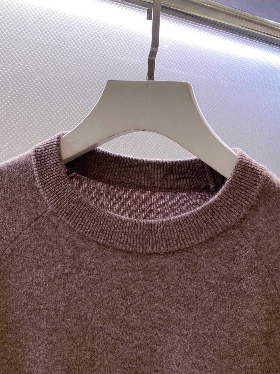 BC~经典logo刺绣叉肩圆领毛衣
秋冬新品
精选高支美丽诺羊毛，把柔软与经典，织进日常质感里&hellip;.触感是肉眼可见的细腻软糯&mdash;&mdash;没有普通羊毛的扎肤感，贴身穿亲肤不刺痒，自带天然的温煦包裹感，既保留羊毛的保暖性，又兼具轻盈透气的特质，秋冬单穿不厚重，叠穿不臃肿。
圆领+叉肩连袖的版型藏着不挑人的包容感！圆领恰到好处不挑脸型更不挑内搭；叉肩袖设计弱化肩线棱角，合身不紧绷的版型，无论是搭任何裤子都能轻松适配。
胸前经典logo刺绣是点睛之笔：没有繁复花样，仅以精致针脚将品牌标识绣于衣身，线条清晰不突兀，既有品牌辨识度又不张扬。整体简约却不简单，把BC一贯的低调优雅藏在羊毛的柔软肌理与经典设计里，日常穿、通勤穿都能透出不经意的质感。

颜色：黑色、驼色、浅灰色
规格：M--XXL
    P310
M码：连肩袖74、胸围110、衣长67
L码：连肩袖75、胸围114、衣长68