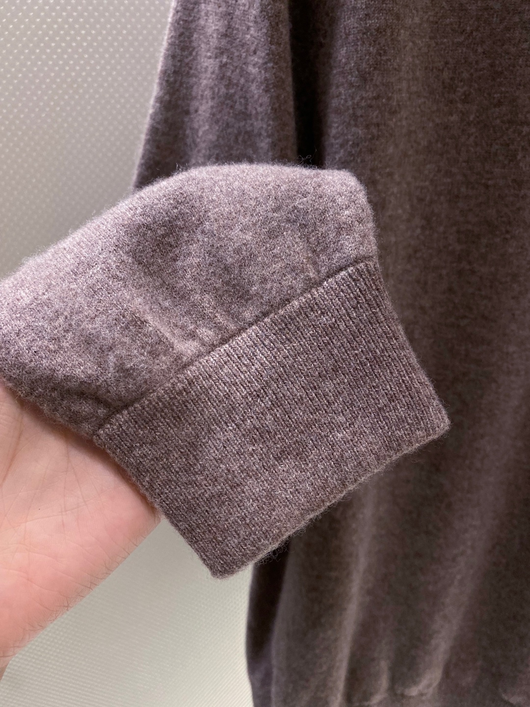 BC~经典logo刺绣叉肩圆领毛衣
秋冬新品
精选高支美丽诺羊毛，把柔软与经典，织进日常质感里&hellip;.触感是肉眼可见的细腻软糯&mdash;&mdash;没有普通羊毛的扎肤感，贴身穿亲肤不刺痒，自带天然的温煦包裹感，既保留羊毛的保暖性，又兼具轻盈透气的特质，秋冬单穿不厚重，叠穿不臃肿。
圆领+叉肩连袖的版型藏着不挑人的包容感！圆领恰到好处不挑脸型更不挑内搭；叉肩袖设计弱化肩线棱角，合身不紧绷的版型，无论是搭任何裤子都能轻松适配。
胸前经典logo刺绣是点睛之笔：没有繁复花样，仅以精致针脚将品牌标识绣于衣身，线条清晰不突兀，既有品牌辨识度又不张扬。整体简约却不简单，把BC一贯的低调优雅藏在羊毛的柔软肌理与经典设计里，日常穿、通勤穿都能透出不经意的质感。

颜色：黑色、驼色、浅灰色
规格：M--XXL
    P310
M码：连肩袖74、胸围110、衣长67
L码：连肩袖75、胸围114、衣长68