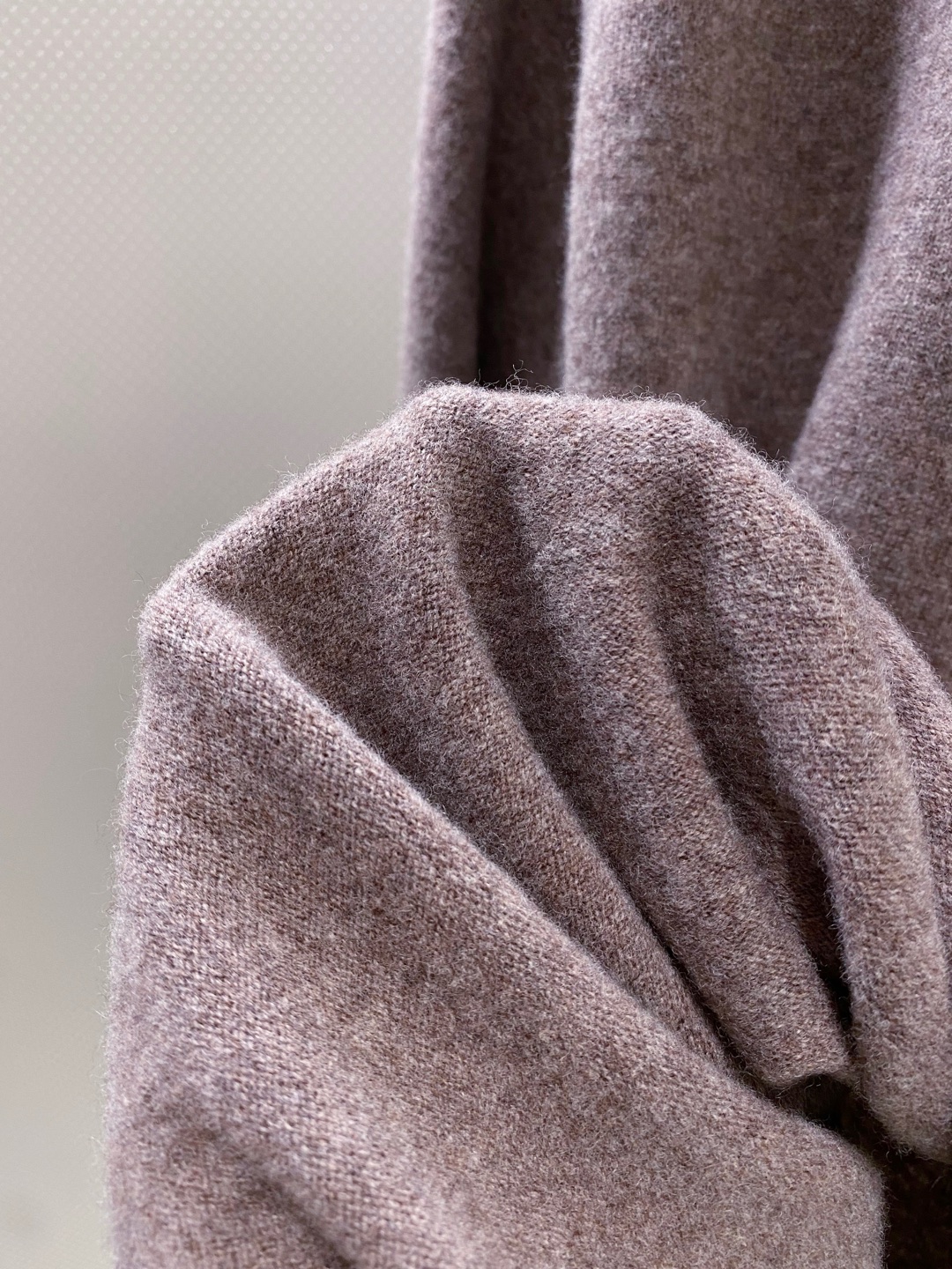 BC~经典logo刺绣叉肩圆领毛衣
秋冬新品
精选高支美丽诺羊毛，把柔软与经典，织进日常质感里&hellip;.触感是肉眼可见的细腻软糯&mdash;&mdash;没有普通羊毛的扎肤感，贴身穿亲肤不刺痒，自带天然的温煦包裹感，既保留羊毛的保暖性，又兼具轻盈透气的特质，秋冬单穿不厚重，叠穿不臃肿。
圆领+叉肩连袖的版型藏着不挑人的包容感！圆领恰到好处不挑脸型更不挑内搭；叉肩袖设计弱化肩线棱角，合身不紧绷的版型，无论是搭任何裤子都能轻松适配。
胸前经典logo刺绣是点睛之笔：没有繁复花样，仅以精致针脚将品牌标识绣于衣身，线条清晰不突兀，既有品牌辨识度又不张扬。整体简约却不简单，把BC一贯的低调优雅藏在羊毛的柔软肌理与经典设计里，日常穿、通勤穿都能透出不经意的质感。

颜色：黑色、驼色、浅灰色
规格：M--XXL
    P310
M码：连肩袖74、胸围110、衣长67
L码：连肩袖75、胸围114、衣长68