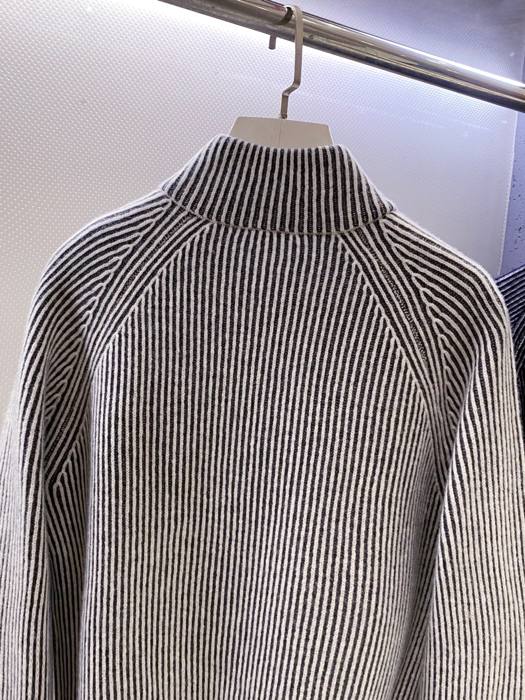 BC~半拉链叉肩袖男士坑条毛衣
秋冬新品～
精选100%花线羊毛织造，纱线自带细腻的色彩肌理，在光影下呈现柔和的渐变光泽，打破纯色羊毛衫的单调；坑条纹路纵向延伸，既赋予面料恰到好处的弹力，又悄然修饰身形，贴肤穿着无束缚感。以天然羊毛的温润为底，舒适温暖且无扎感。这款羊毛衫将舒适与设计感揉进每一寸针脚。
半拉链领口是点睛之笔，金属拉链头质感温润，可自由调节开合度&mdash;&mdash;拉至顶端，利落修饰颈部线条；微微下拉，露出内搭衣领，层次瞬间显现。叉肩袖设计弱化肩部线条，营造随性慵懒的松弛感，不挑肩型，适配各种身形。无论是搭配休闲裤漫步街头，还是内搭衬衫出入轻商务场合，都能以不经意的细节质感，诠释出不费力的时髦态度。

颜色：深灰色、浅灰色
规格：M--XXL
    P370
M码：叉肩袖长74、胸围110、衣长63
L码：叉肩袖长75、胸围114、衣长64