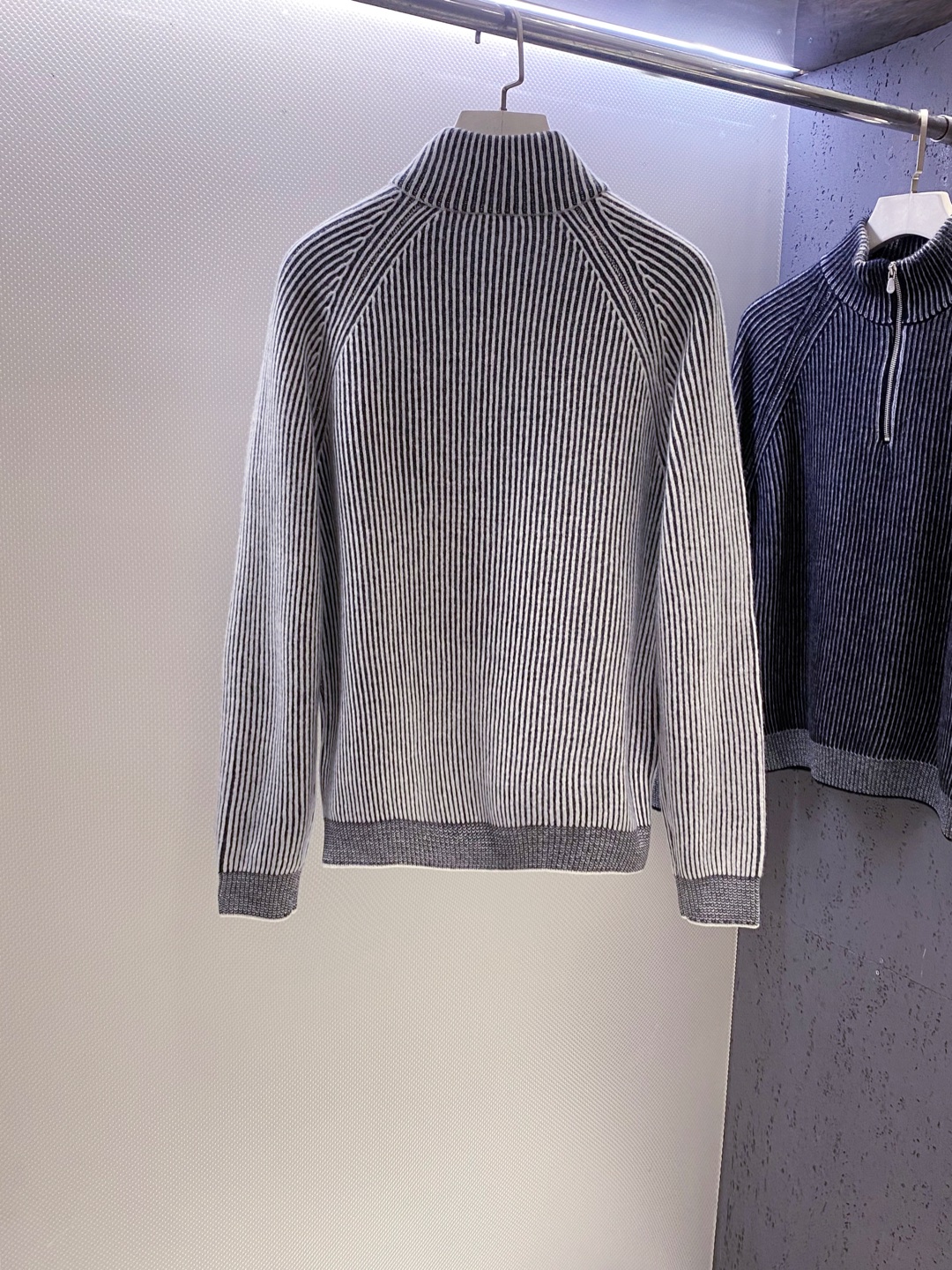 BC~半拉链叉肩袖男士坑条毛衣
秋冬新品～
精选100%花线羊毛织造，纱线自带细腻的色彩肌理，在光影下呈现柔和的渐变光泽，打破纯色羊毛衫的单调；坑条纹路纵向延伸，既赋予面料恰到好处的弹力，又悄然修饰身形，贴肤穿着无束缚感。以天然羊毛的温润为底，舒适温暖且无扎感。这款羊毛衫将舒适与设计感揉进每一寸针脚。
半拉链领口是点睛之笔，金属拉链头质感温润，可自由调节开合度&mdash;&mdash;拉至顶端，利落修饰颈部线条；微微下拉，露出内搭衣领，层次瞬间显现。叉肩袖设计弱化肩部线条，营造随性慵懒的松弛感，不挑肩型，适配各种身形。无论是搭配休闲裤漫步街头，还是内搭衬衫出入轻商务场合，都能以不经意的细节质感，诠释出不费力的时髦态度。

颜色：深灰色、浅灰色
规格：M--XXL
    P370
M码：叉肩袖长74、胸围110、衣长63
L码：叉肩袖长75、胸围114、衣长64