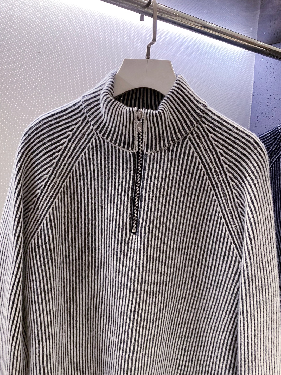 BC~半拉链叉肩袖男士坑条毛衣
秋冬新品～
精选100%花线羊毛织造，纱线自带细腻的色彩肌理，在光影下呈现柔和的渐变光泽，打破纯色羊毛衫的单调；坑条纹路纵向延伸，既赋予面料恰到好处的弹力，又悄然修饰身形，贴肤穿着无束缚感。以天然羊毛的温润为底，舒适温暖且无扎感。这款羊毛衫将舒适与设计感揉进每一寸针脚。
半拉链领口是点睛之笔，金属拉链头质感温润，可自由调节开合度&mdash;&mdash;拉至顶端，利落修饰颈部线条；微微下拉，露出内搭衣领，层次瞬间显现。叉肩袖设计弱化肩部线条，营造随性慵懒的松弛感，不挑肩型，适配各种身形。无论是搭配休闲裤漫步街头，还是内搭衬衫出入轻商务场合，都能以不经意的细节质感，诠释出不费力的时髦态度。

颜色：深灰色、浅灰色
规格：M--XXL
    P370
M码：叉肩袖长74、胸围110、衣长63
L码：叉肩袖长75、胸围114、衣长64