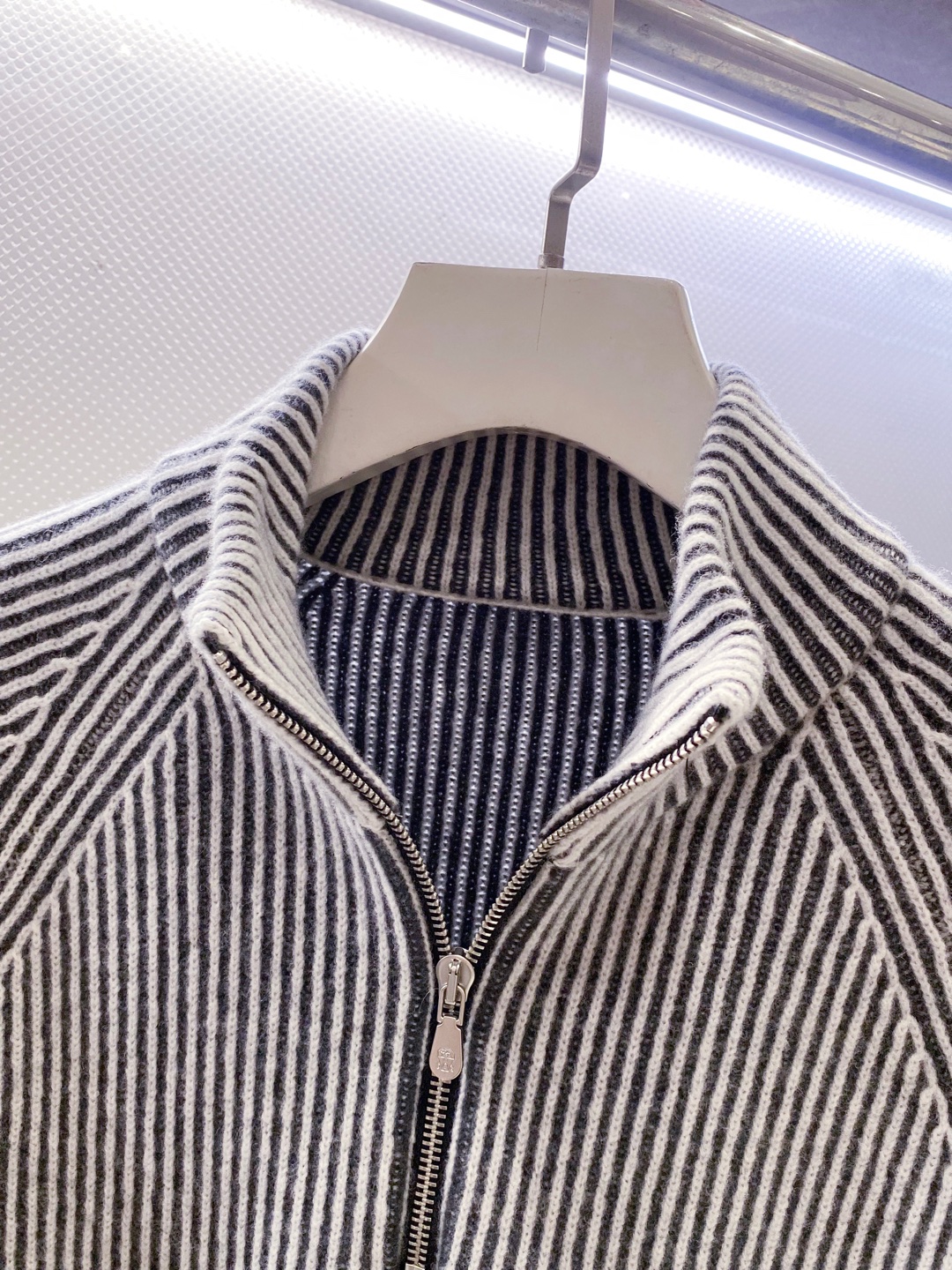 BC~半拉链叉肩袖男士坑条毛衣
秋冬新品～
精选100%花线羊毛织造，纱线自带细腻的色彩肌理，在光影下呈现柔和的渐变光泽，打破纯色羊毛衫的单调；坑条纹路纵向延伸，既赋予面料恰到好处的弹力，又悄然修饰身形，贴肤穿着无束缚感。以天然羊毛的温润为底，舒适温暖且无扎感。这款羊毛衫将舒适与设计感揉进每一寸针脚。
半拉链领口是点睛之笔，金属拉链头质感温润，可自由调节开合度&mdash;&mdash;拉至顶端，利落修饰颈部线条；微微下拉，露出内搭衣领，层次瞬间显现。叉肩袖设计弱化肩部线条，营造随性慵懒的松弛感，不挑肩型，适配各种身形。无论是搭配休闲裤漫步街头，还是内搭衬衫出入轻商务场合，都能以不经意的细节质感，诠释出不费力的时髦态度。

颜色：深灰色、浅灰色
规格：M--XXL
    P370
M码：叉肩袖长74、胸围110、衣长63
L码：叉肩袖长75、胸围114、衣长64