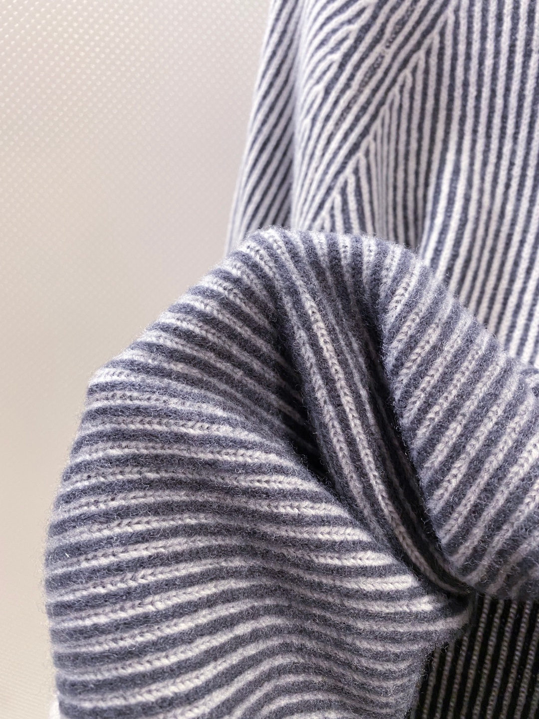 BC~半拉链叉肩袖男士坑条毛衣
秋冬新品～
精选100%花线羊毛织造，纱线自带细腻的色彩肌理，在光影下呈现柔和的渐变光泽，打破纯色羊毛衫的单调；坑条纹路纵向延伸，既赋予面料恰到好处的弹力，又悄然修饰身形，贴肤穿着无束缚感。以天然羊毛的温润为底，舒适温暖且无扎感。这款羊毛衫将舒适与设计感揉进每一寸针脚。
半拉链领口是点睛之笔，金属拉链头质感温润，可自由调节开合度&mdash;&mdash;拉至顶端，利落修饰颈部线条；微微下拉，露出内搭衣领，层次瞬间显现。叉肩袖设计弱化肩部线条，营造随性慵懒的松弛感，不挑肩型，适配各种身形。无论是搭配休闲裤漫步街头，还是内搭衬衫出入轻商务场合，都能以不经意的细节质感，诠释出不费力的时髦态度。

颜色：深灰色、浅灰色
规格：M--XXL
    P370
M码：叉肩袖长74、胸围110、衣长63
L码：叉肩袖长75、胸围114、衣长64