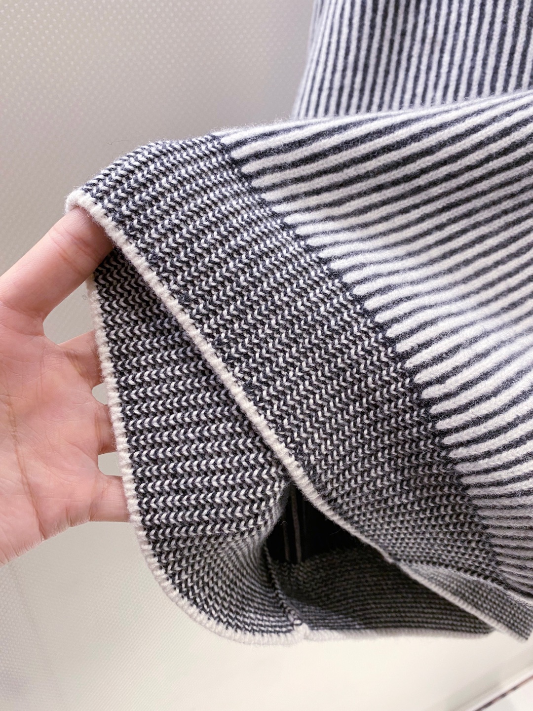 BC~半拉链叉肩袖男士坑条毛衣
秋冬新品～
精选100%花线羊毛织造，纱线自带细腻的色彩肌理，在光影下呈现柔和的渐变光泽，打破纯色羊毛衫的单调；坑条纹路纵向延伸，既赋予面料恰到好处的弹力，又悄然修饰身形，贴肤穿着无束缚感。以天然羊毛的温润为底，舒适温暖且无扎感。这款羊毛衫将舒适与设计感揉进每一寸针脚。
半拉链领口是点睛之笔，金属拉链头质感温润，可自由调节开合度&mdash;&mdash;拉至顶端，利落修饰颈部线条；微微下拉，露出内搭衣领，层次瞬间显现。叉肩袖设计弱化肩部线条，营造随性慵懒的松弛感，不挑肩型，适配各种身形。无论是搭配休闲裤漫步街头，还是内搭衬衫出入轻商务场合，都能以不经意的细节质感，诠释出不费力的时髦态度。

颜色：深灰色、浅灰色
规格：M--XXL
    P370
M码：叉肩袖长74、胸围110、衣长63
L码：叉肩袖长75、胸围114、衣长64