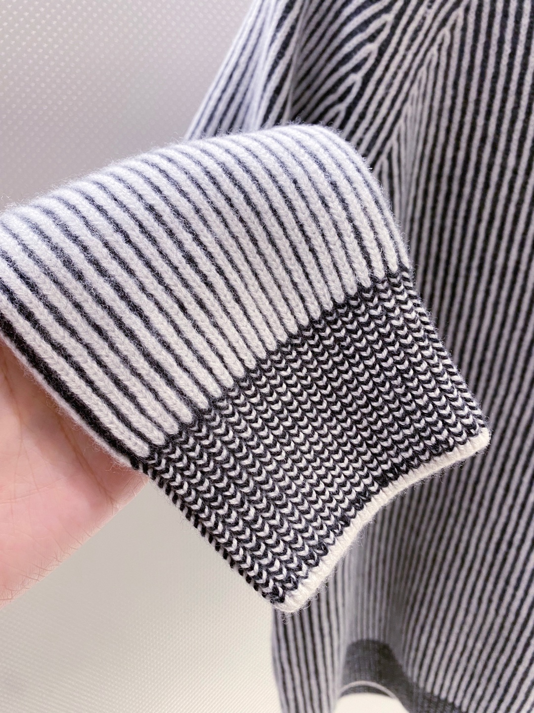 BC~半拉链叉肩袖男士坑条毛衣
秋冬新品～
精选100%花线羊毛织造，纱线自带细腻的色彩肌理，在光影下呈现柔和的渐变光泽，打破纯色羊毛衫的单调；坑条纹路纵向延伸，既赋予面料恰到好处的弹力，又悄然修饰身形，贴肤穿着无束缚感。以天然羊毛的温润为底，舒适温暖且无扎感。这款羊毛衫将舒适与设计感揉进每一寸针脚。
半拉链领口是点睛之笔，金属拉链头质感温润，可自由调节开合度&mdash;&mdash;拉至顶端，利落修饰颈部线条；微微下拉，露出内搭衣领，层次瞬间显现。叉肩袖设计弱化肩部线条，营造随性慵懒的松弛感，不挑肩型，适配各种身形。无论是搭配休闲裤漫步街头，还是内搭衬衫出入轻商务场合，都能以不经意的细节质感，诠释出不费力的时髦态度。

颜色：深灰色、浅灰色
规格：M--XXL
    P370
M码：叉肩袖长74、胸围110、衣长63
L码：叉肩袖长75、胸围114、衣长64