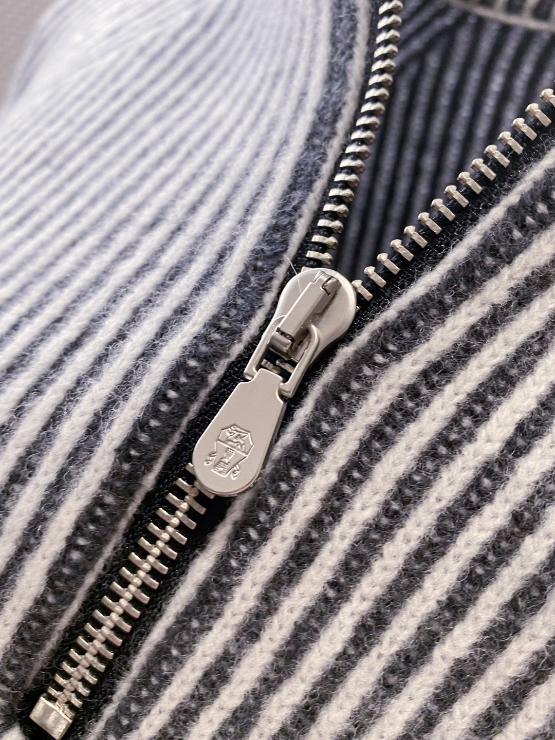 BC~半拉链叉肩袖男士坑条毛衣
秋冬新品～
精选100%花线羊毛织造，纱线自带细腻的色彩肌理，在光影下呈现柔和的渐变光泽，打破纯色羊毛衫的单调；坑条纹路纵向延伸，既赋予面料恰到好处的弹力，又悄然修饰身形，贴肤穿着无束缚感。以天然羊毛的温润为底，舒适温暖且无扎感。这款羊毛衫将舒适与设计感揉进每一寸针脚。
半拉链领口是点睛之笔，金属拉链头质感温润，可自由调节开合度&mdash;&mdash;拉至顶端，利落修饰颈部线条；微微下拉，露出内搭衣领，层次瞬间显现。叉肩袖设计弱化肩部线条，营造随性慵懒的松弛感，不挑肩型，适配各种身形。无论是搭配休闲裤漫步街头，还是内搭衬衫出入轻商务场合，都能以不经意的细节质感，诠释出不费力的时髦态度。

颜色：深灰色、浅灰色
规格：M--XXL
    P370
M码：叉肩袖长74、胸围110、衣长63
L码：叉肩袖长75、胸围114、衣长64