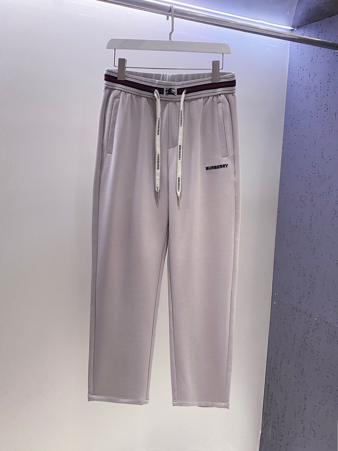 NO:732475,BUR~Classic logo embroidered modal air cotton straight-leg casual sweatpants 2026 early spring new product. With light luxury style and comfortable style... men's straight-leg casual sweatpants. Create a textured choice for daily wear with light luxury ingenuity. The classic straight version is optimized by three-dimensional tailoring to accommodate various leg types. The drape is natural and neat, visually raising the waistline and modifying the leg line, allowing you to sit for a long time without restraint and walk more straight.  The waistband is designed with high elastic elasticity and is decorated with iconic intarsia patterns, which makes it look elegant and noble. No need to pick the waistline, it can fit the body shape freely and say goodbye to the discomfort of waist tightening. It can be used for daily commuting and leisure travel. The embroidery process of the war horse logo on the trousers body is meticulously carved into every detail, highlighting the brand recognition in a low-key manner, breaking the monotony of solid color sweatpants, and letting the simple design be full of ingenuity.  Selected high-quality modal space cotton fabric, soft and breathable, moisture-absorbent without sweating, delicate and skin-friendly, resistant to deformation and pilling after long-term wear, taking into account both comfort and durability. Whether paired with a simple T-shirt, casual sweater to create a casual daily style, or with needlework  Knitted sweaters and thin jackets unlock light business and casual looks, and can be seamlessly adapted to various scenes such as commuting, shopping, and light socializing. They have become versatile and unobtrusive classic items in men's wardrobes, allowing them to have both comfort and style, and easily achieve the urban light luxury and leisure style.  Color Black, Beige Specifications M--XXXL Size L: Waist 75. Hips 106. Leg opening 42. Crotch length 32. Pants length 10619860909BUR~经典logo刺绣莫代尔空气棉直筒休闲卫裤 2026早春新品 以轻奢格调,舒适型格双在线…男士直筒休闲卫裤.以轻奢匠心打造日常穿搭的质感之选.经典直筒版型经立体剪裁优化,包容各种腿型,垂坠感自然利落,视觉上拉高腰线、修饰腿线,久坐无束缚,行走更挺拔. 腰头采用高弹松紧设计,标志性的嵌花图案装饰,出彩间又显优雅高贵.不挑腰围,自在贴合身形,告别勒腰不适感,日常通勤、休闲出行皆无拘；裤身战马logo刺绣工艺,精工雕琢每一处细节,低调间彰显品牌辨识度,打破纯色卫裤的单调,让简约设计藏满巧思. 臻选优质莫代尔太空棉面料,柔软透气,吸湿不闷汗,触感细腻亲肤,久穿不易变形、不起球,兼顾舒适与耐穿性.无论是搭配简约T恤、休闲卫衣打造随性日常风,还是配针织衫、薄外套解锁轻商务休闲造型,都能无缝适配通勤、逛街、轻社交等多种场景,成为男士衣橱里百搭不挑人的经典单品,让舒适与型格兼得,轻松拿捏都市轻奢休闲格调. 颜色黑色、米色 规格M--XXXL L码: 腰围75.臀围106.裤脚口42.裆长32.裤长106 XL码: 腰围78.臀围110.裤脚口43.裆长33.裤长107 w,,burberry,hoodie,sweatshirts,jackets & coats,tees，t-shirt,,Men's clothing