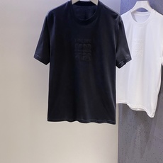 LOE~胸前大logo标识刺绣短袖T恤 2026春夏新品 以细腻立体刺绣呈现品牌标志性Anagram图案,低调中透着高级 LOE~胸前大logo标识刺绣短袖T恤 2026春夏新品 以细腻立体刺绣呈现品牌标志性Anagram图案,低调中透着高级