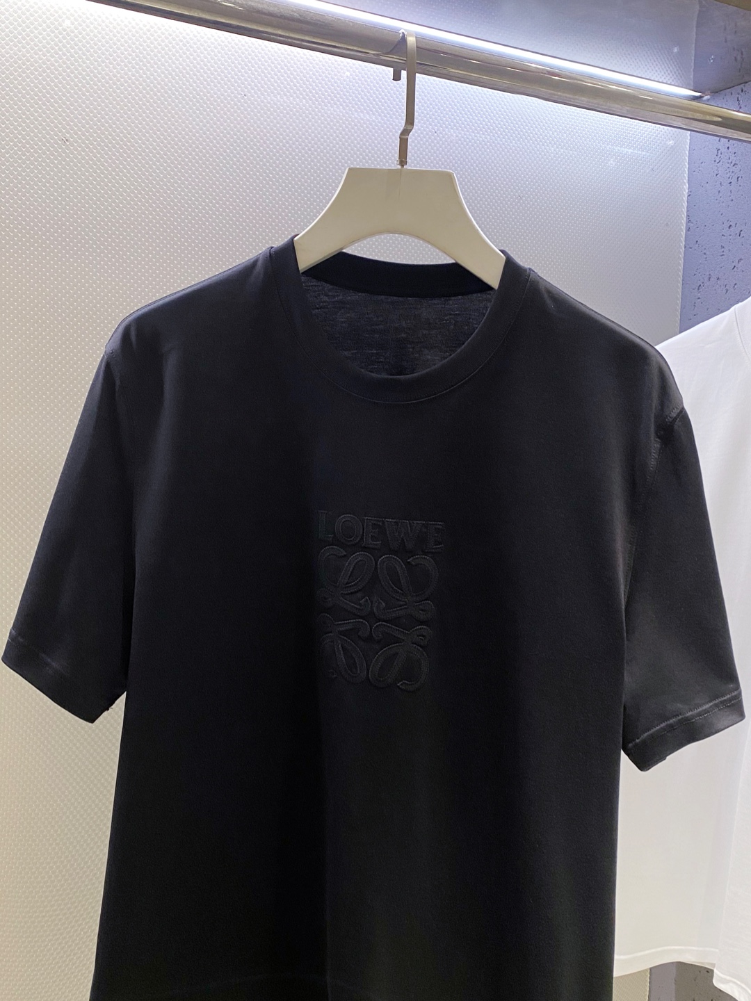 LOE~胸前大logo标识刺绣短袖T恤 2026春夏新品 以细腻立体刺绣呈现品牌标志性Anagram图案,低调中透着高级 LOE~胸前大logo标识刺绣短袖T恤 2026春夏新品 以细腻立体刺绣呈现品牌标志性Anagram图案,低调中透着高级