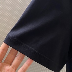 LOE~胸前大logo标识刺绣短袖T恤 2026春夏新品 以细腻立体刺绣呈现品牌标志性Anagram图案,低调中透着高级 LOE~胸前大logo标识刺绣短袖T恤 2026春夏新品 以细腻立体刺绣呈现品牌标志性Anagram图案,低调中透着高级