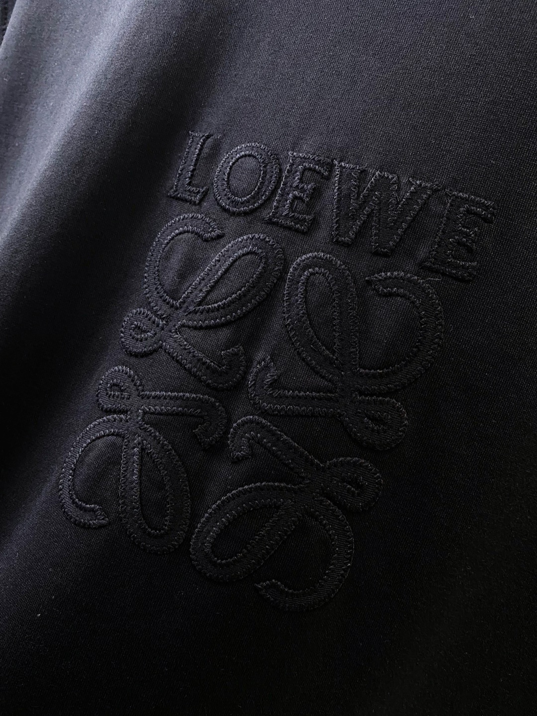 LOE~胸前大logo标识刺绣短袖T恤 2026春夏新品 以细腻立体刺绣呈现品牌标志性Anagram图案,低调中透着高级 LOE~胸前大logo标识刺绣短袖T恤 2026春夏新品 以细腻立体刺绣呈现品牌标志性Anagram图案,低调中透着高级