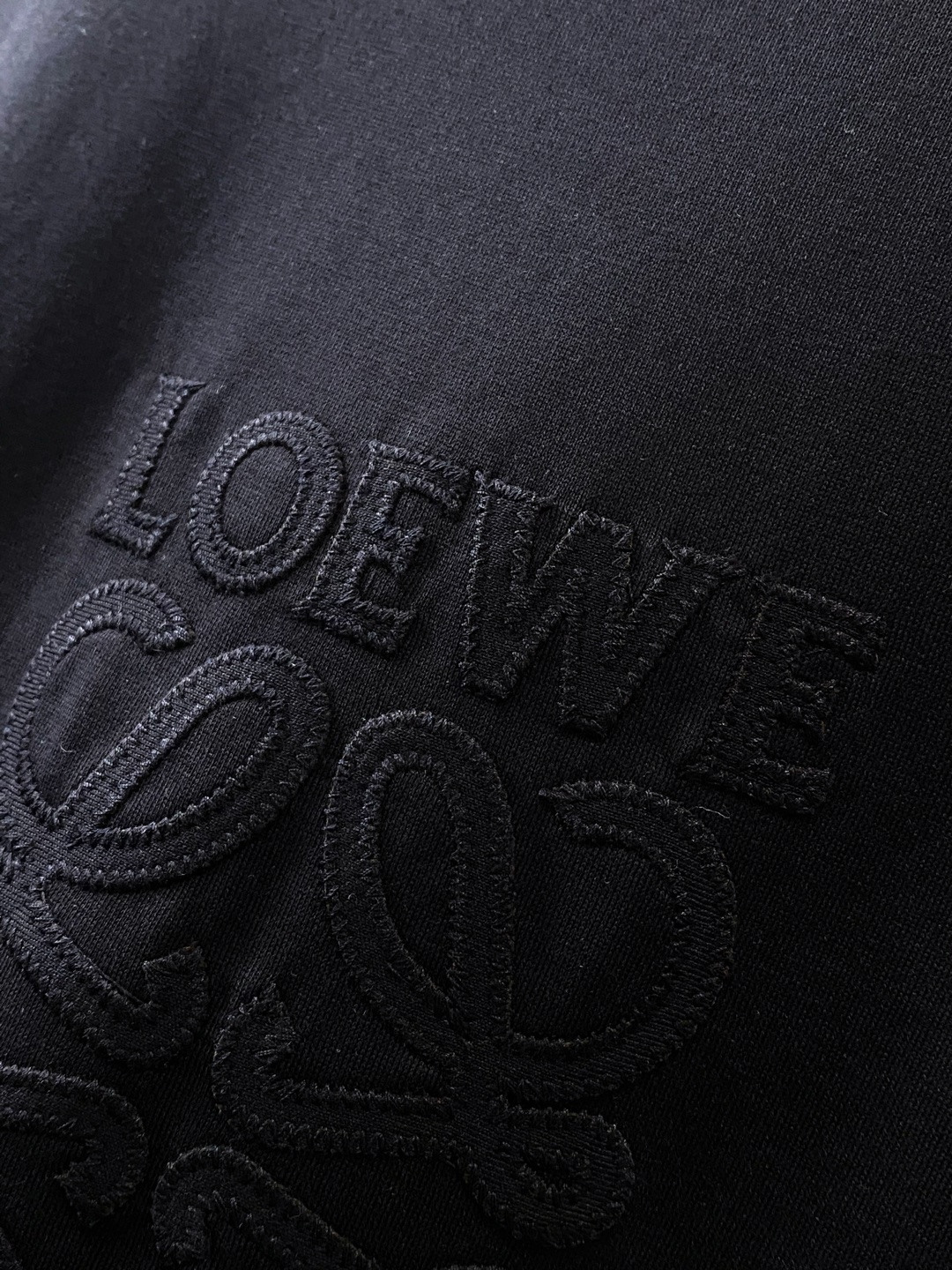 LOE~胸前大logo标识刺绣短袖T恤 2026春夏新品 以细腻立体刺绣呈现品牌标志性Anagram图案,低调中透着高级 LOE~胸前大logo标识刺绣短袖T恤 2026春夏新品 以细腻立体刺绣呈现品牌标志性Anagram图案,低调中透着高级