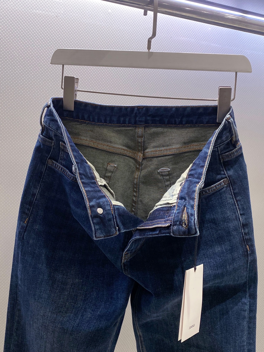 马吉拉~后兜logo标牌男士牛仔裤 春夏新品 版型与质感双在线的丹宁美学…… 经典靛蓝水洗牛仔布揉合细腻做旧工艺，勾勒出