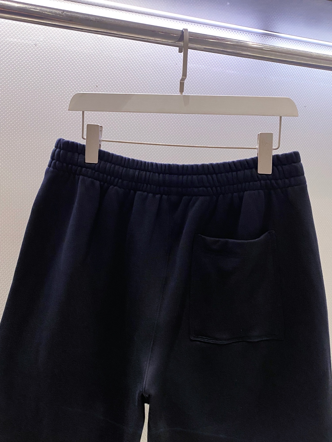 BUR~裤脚侧贴布logo毛圈棉男士短裤 26ss夏季新品 裤脚饰以经典格纹战马标点缀，布贴工艺精湛，质感拉满。采用厚实