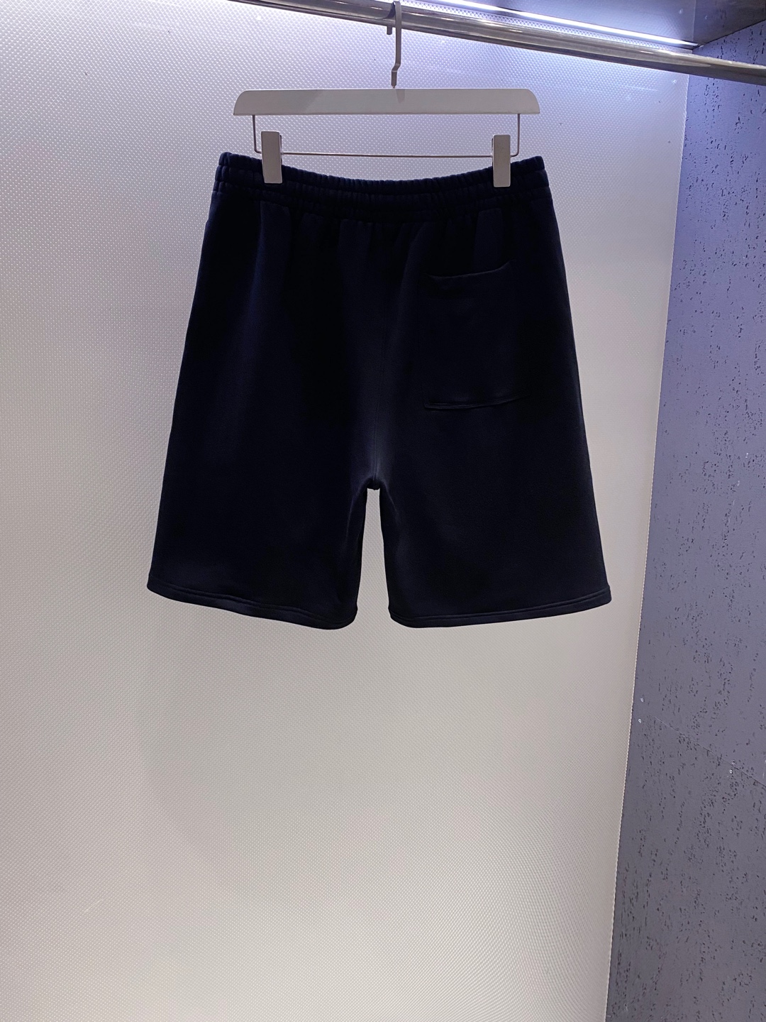 BUR~裤脚侧贴布logo毛圈棉男士短裤 26ss夏季新品 裤脚饰以经典格纹战马标点缀，布贴工艺精湛，质感拉满。采用厚实
