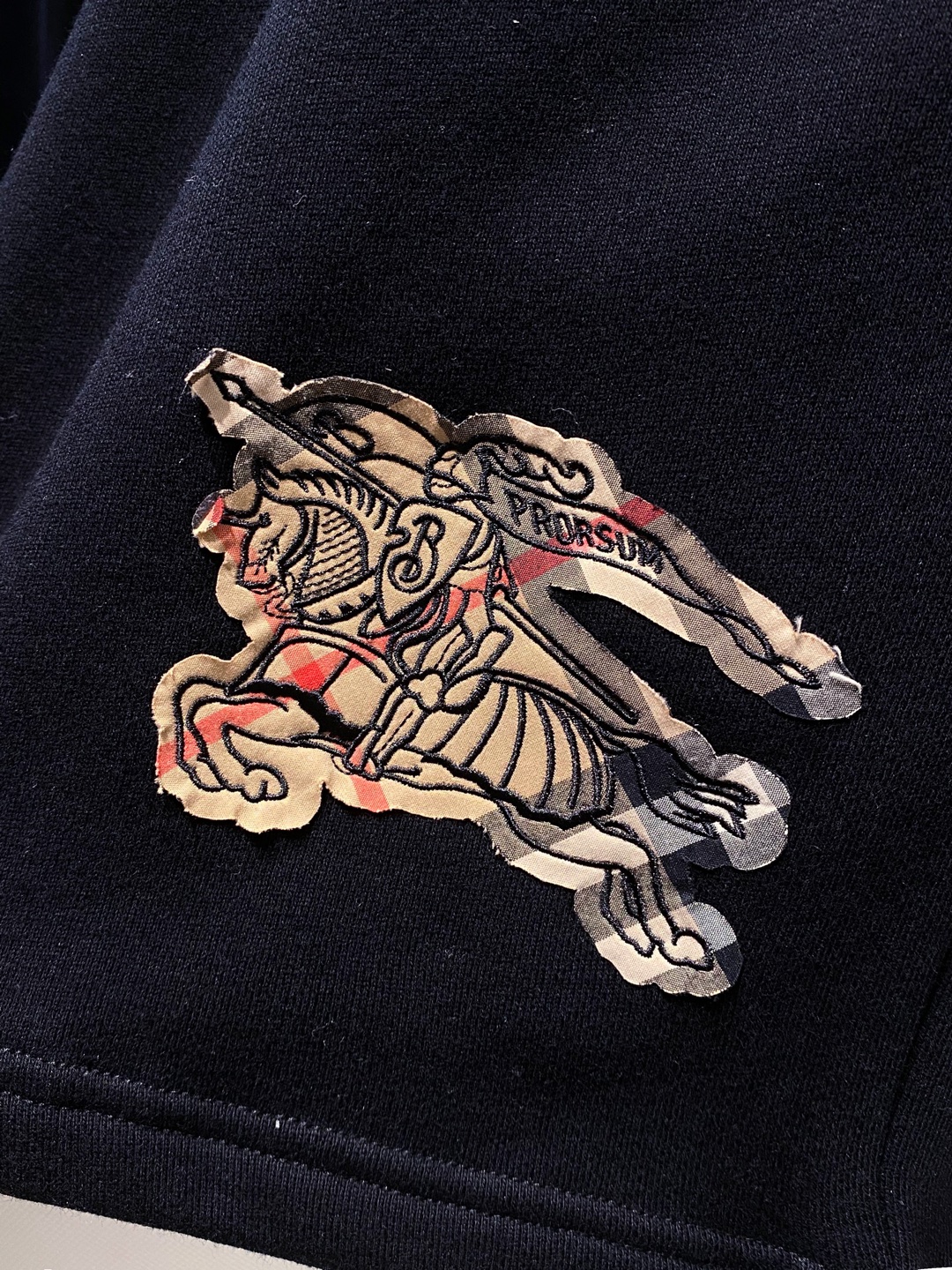 BUR~裤脚侧贴布logo毛圈棉男士短裤 26ss夏季新品 裤脚饰以经典格纹战马标点缀，布贴工艺精湛，质感拉满。采用厚实