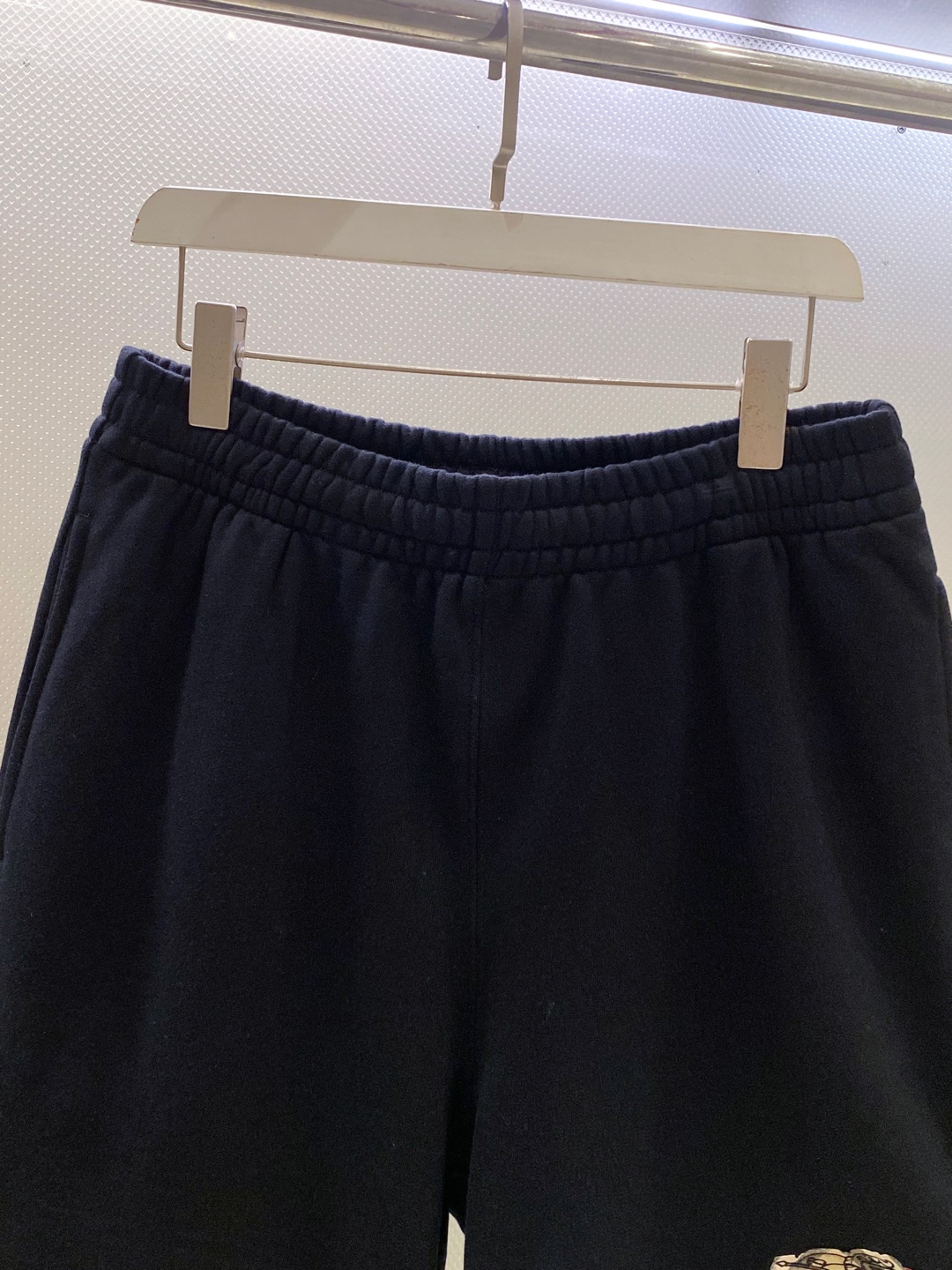BUR~裤脚侧贴布logo毛圈棉男士短裤 26ss夏季新品 裤脚饰以经典格纹战马标点缀，布贴工艺精湛，质感拉满。采用厚实