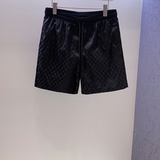 GU~满幅双G提花松紧腰尼龙沙滩短裤 夏季新品 选用优质聚酯纤维面料,具有哑光黑缎面的光质感,满幅经典的双G提花暗纹设计 GU~满幅双G提花松紧腰尼龙沙滩短裤 夏季新品 选用优质聚酯纤维面料,具有哑光黑缎面的光质感,满幅经典的双G提花暗纹设计