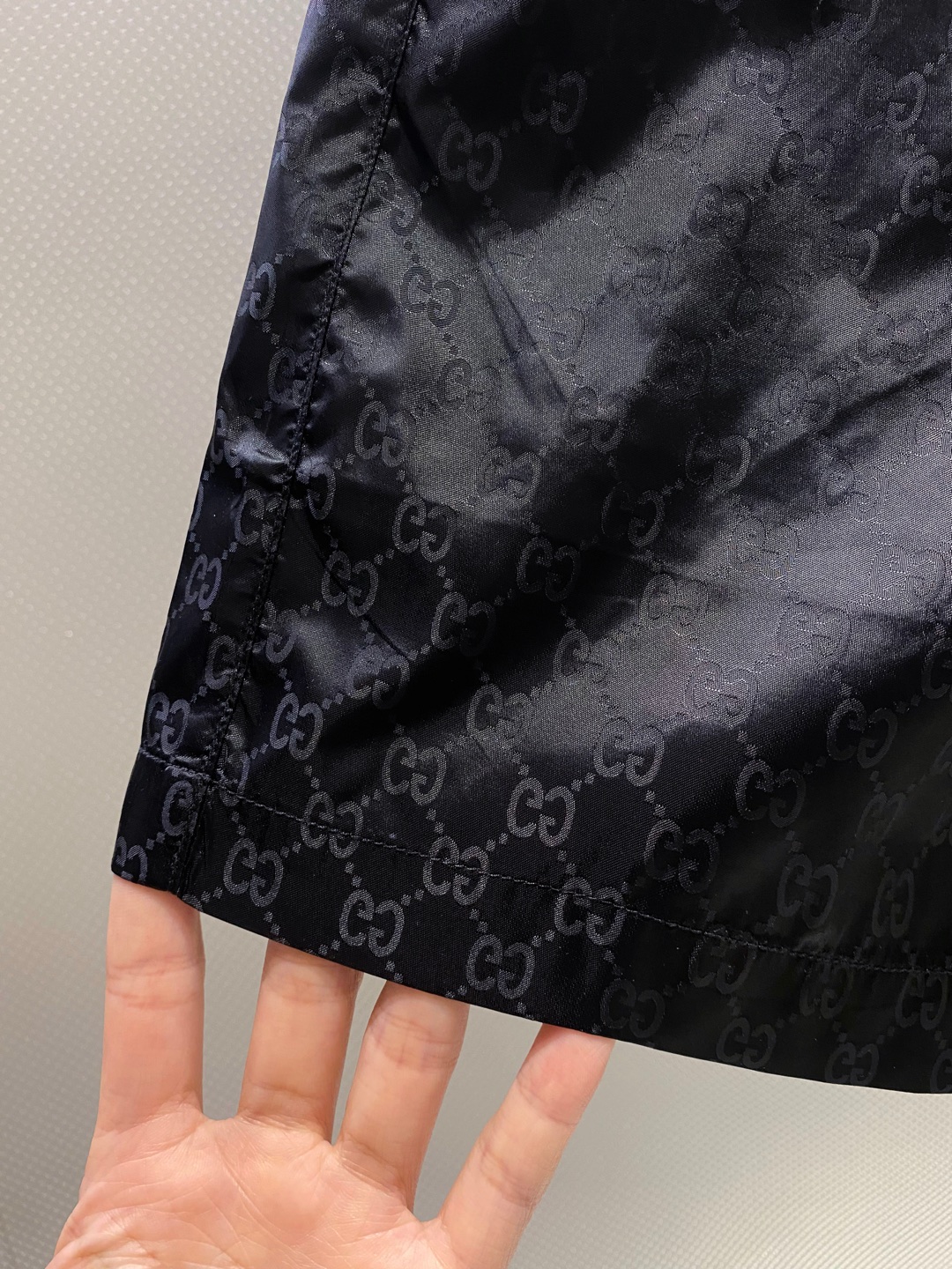 GU~满幅双G提花松紧腰尼龙沙滩短裤 夏季新品 选用优质聚酯纤维面料,具有哑光黑缎面的光质感,满幅经典的双G提花暗纹设计 GU~满幅双G提花松紧腰尼龙沙滩短裤 夏季新品 选用优质聚酯纤维面料,具有哑光黑缎面的光质感,满幅经典的双G提花暗纹设计