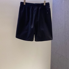 Mon~大腿处饰经典黑色软胶徽标休闲短裤 夏季新品 精选高弹锦纶功能性速干面料,具备轻薄防泼水、抗皱透气特性,暴晒不易变 Mon~大腿处饰经典黑色软胶徽标休闲短裤 夏季新品 精选高弹锦纶功能性速干面料,具备轻薄防泼水、抗皱透气特性,暴晒不易变