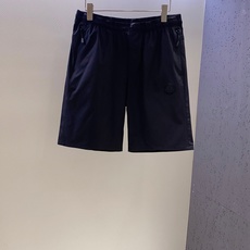Mon~大腿处饰经典黑色软胶徽标休闲短裤 夏季新品 精选高弹锦纶功能性速干面料,具备轻薄防泼水、抗皱透气特性,暴晒不易变 Mon~大腿处饰经典黑色软胶徽标休闲短裤 夏季新品 精选高弹锦纶功能性速干面料,具备轻薄防泼水、抗皱透气特性,暴晒不易变