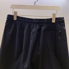 Mon~大腿处饰经典黑色软胶徽标休闲短裤 夏季新品 精选高弹锦纶功能性速干面料,具备轻薄防泼水、抗皱透气特性,暴晒不易变 Mon~大腿处饰经典黑色软胶徽标休闲短裤 夏季新品 精选高弹锦纶功能性速干面料,具备轻薄防泼水、抗皱透气特性,暴晒不易变