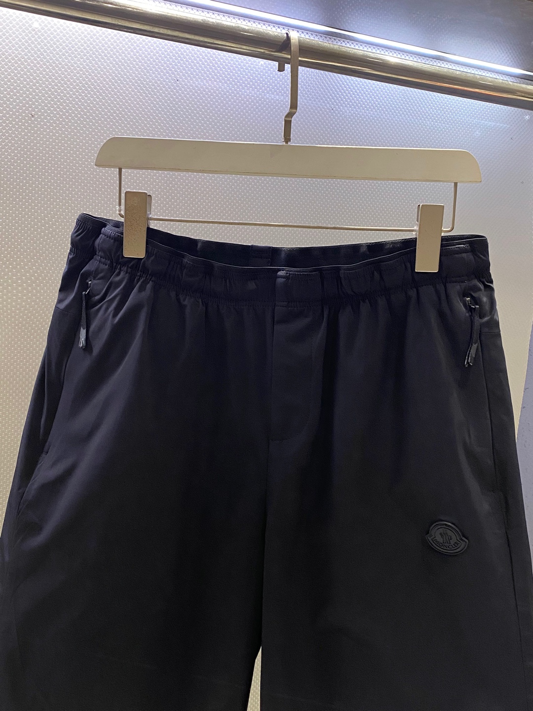 Mon~大腿处饰经典黑色软胶徽标休闲短裤 夏季新品 精选高弹锦纶功能性速干面料,具备轻薄防泼水、抗皱透气特性,暴晒不易变 Mon~大腿处饰经典黑色软胶徽标休闲短裤 夏季新品 精选高弹锦纶功能性速干面料,具备轻薄防泼水、抗皱透气特性,暴晒不易变