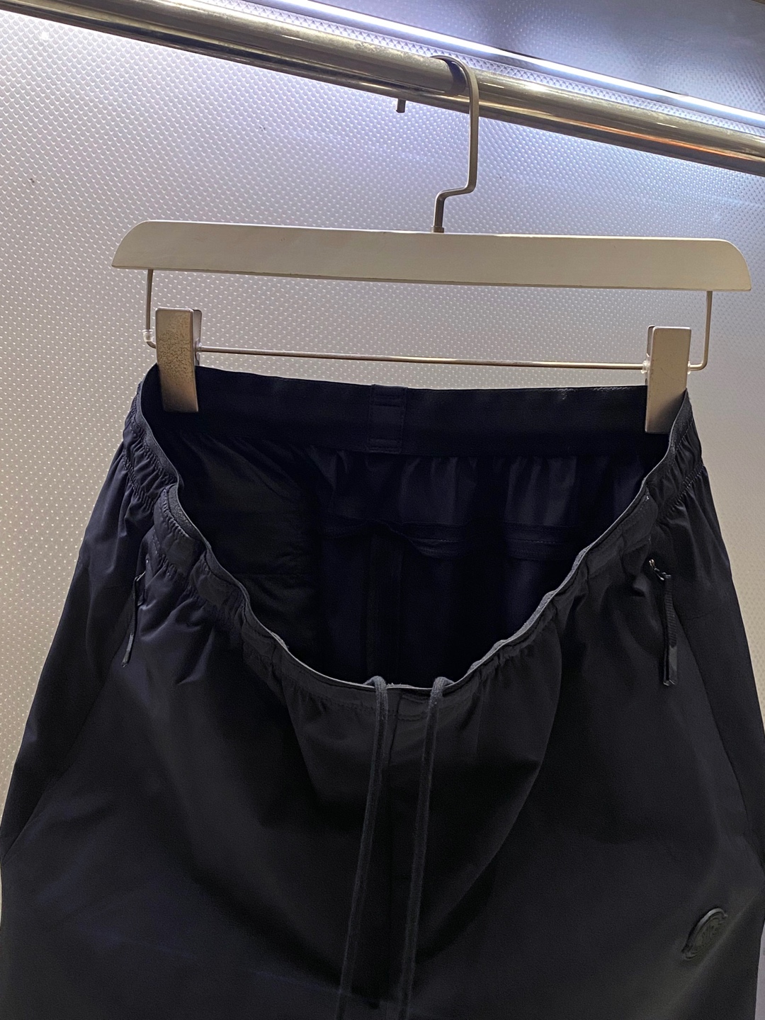 Mon~大腿处饰经典黑色软胶徽标休闲短裤 夏季新品 精选高弹锦纶功能性速干面料,具备轻薄防泼水、抗皱透气特性,暴晒不易变 Mon~大腿处饰经典黑色软胶徽标休闲短裤 夏季新品 精选高弹锦纶功能性速干面料,具备轻薄防泼水、抗皱透气特性,暴晒不易变