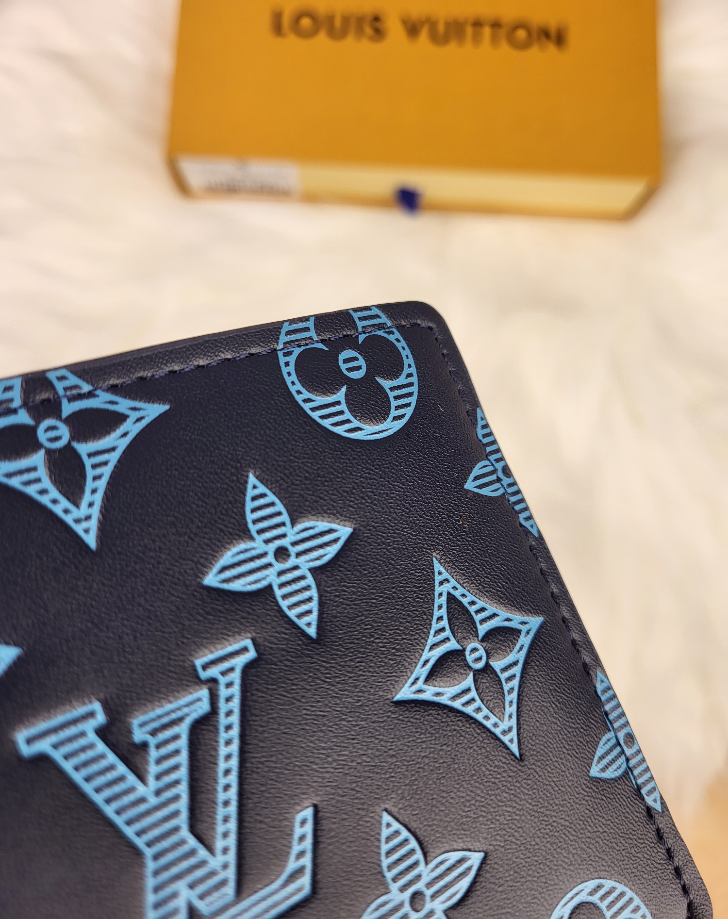 Side profile view of the leather bifold wallet