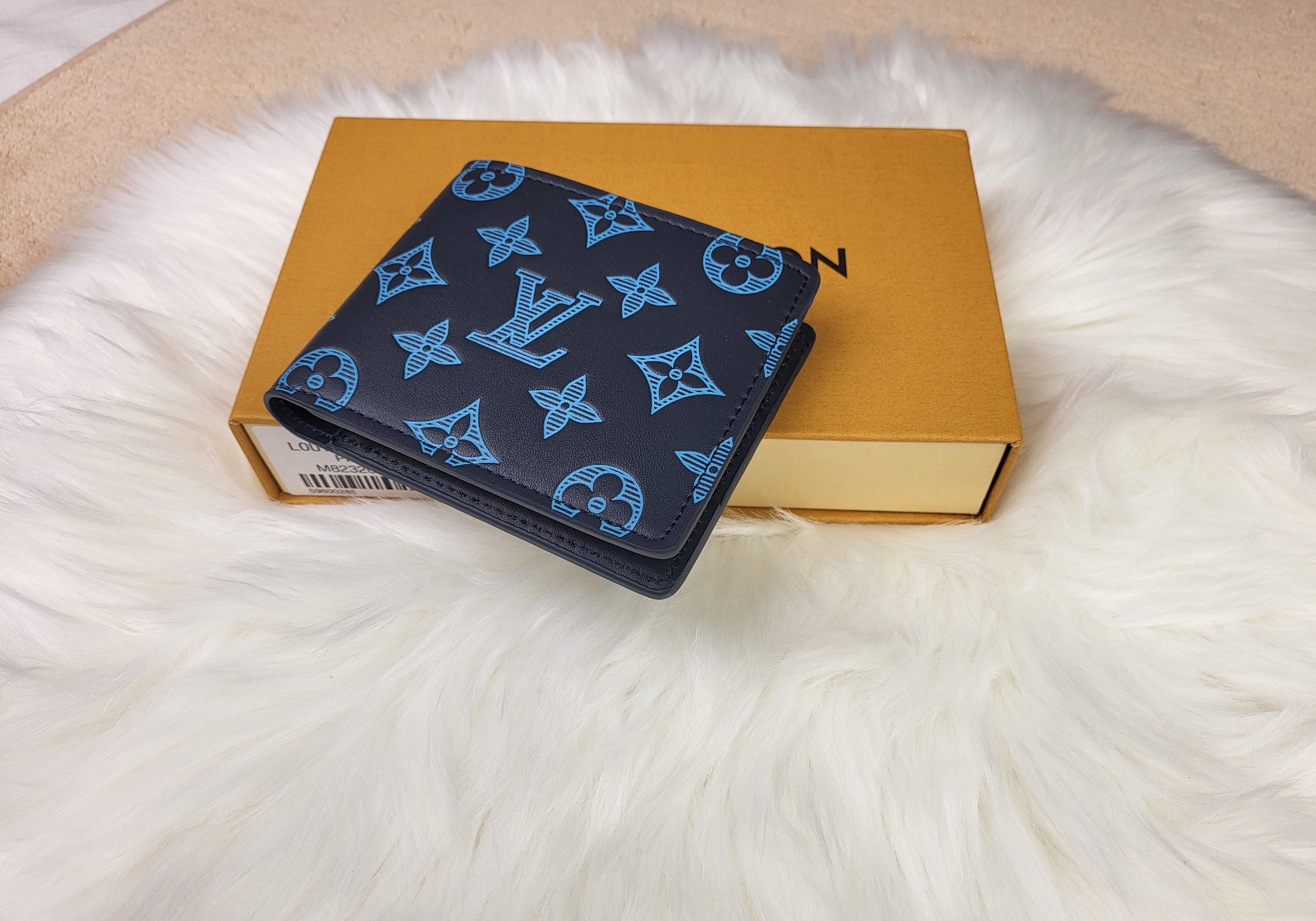 Bifold wallet interior details