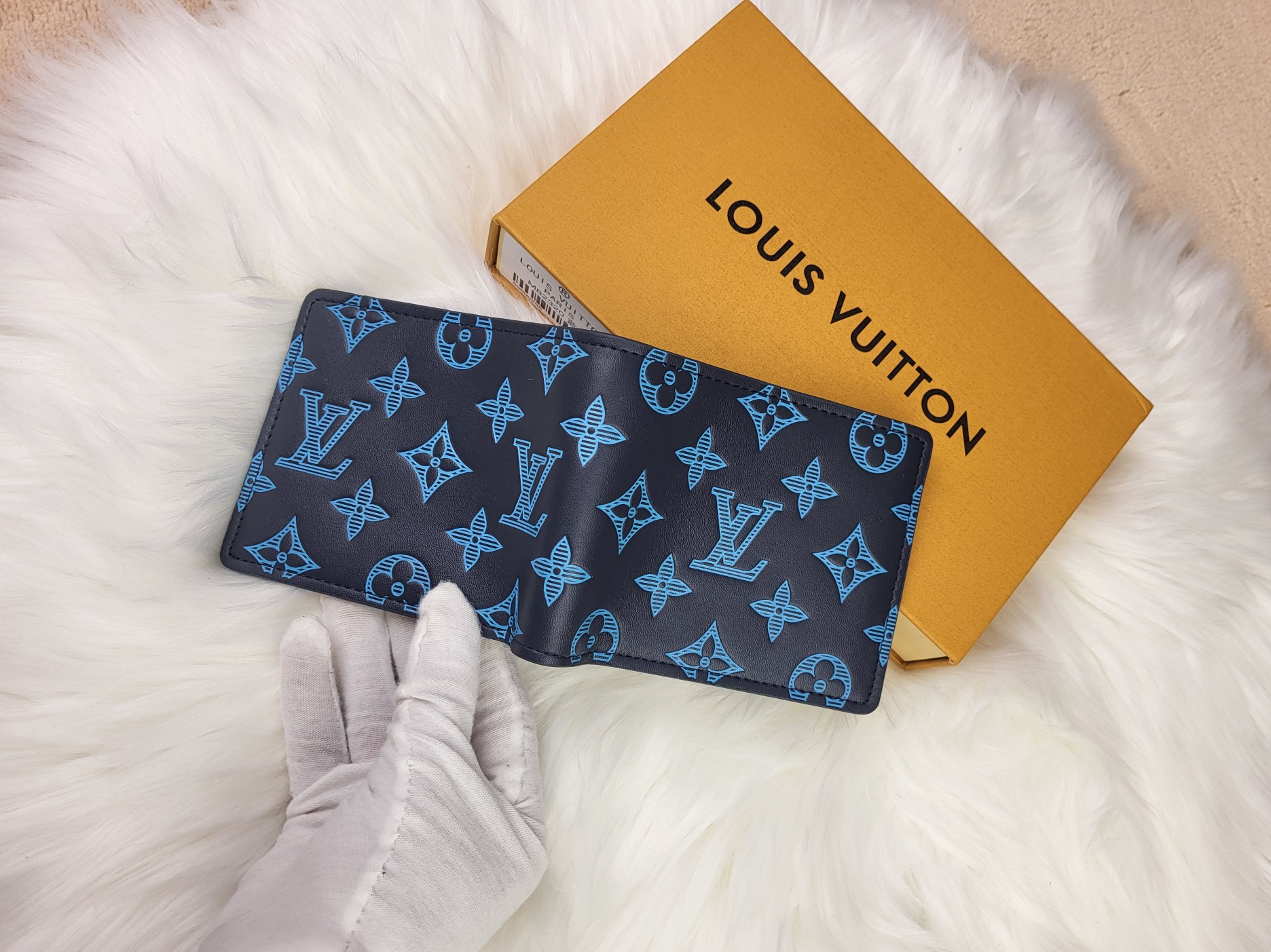 Bifold wallet in use