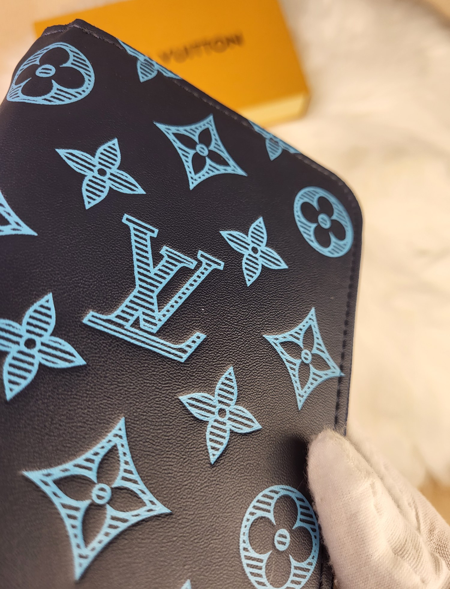 Luxury leather long zipper wallet, zipper detail